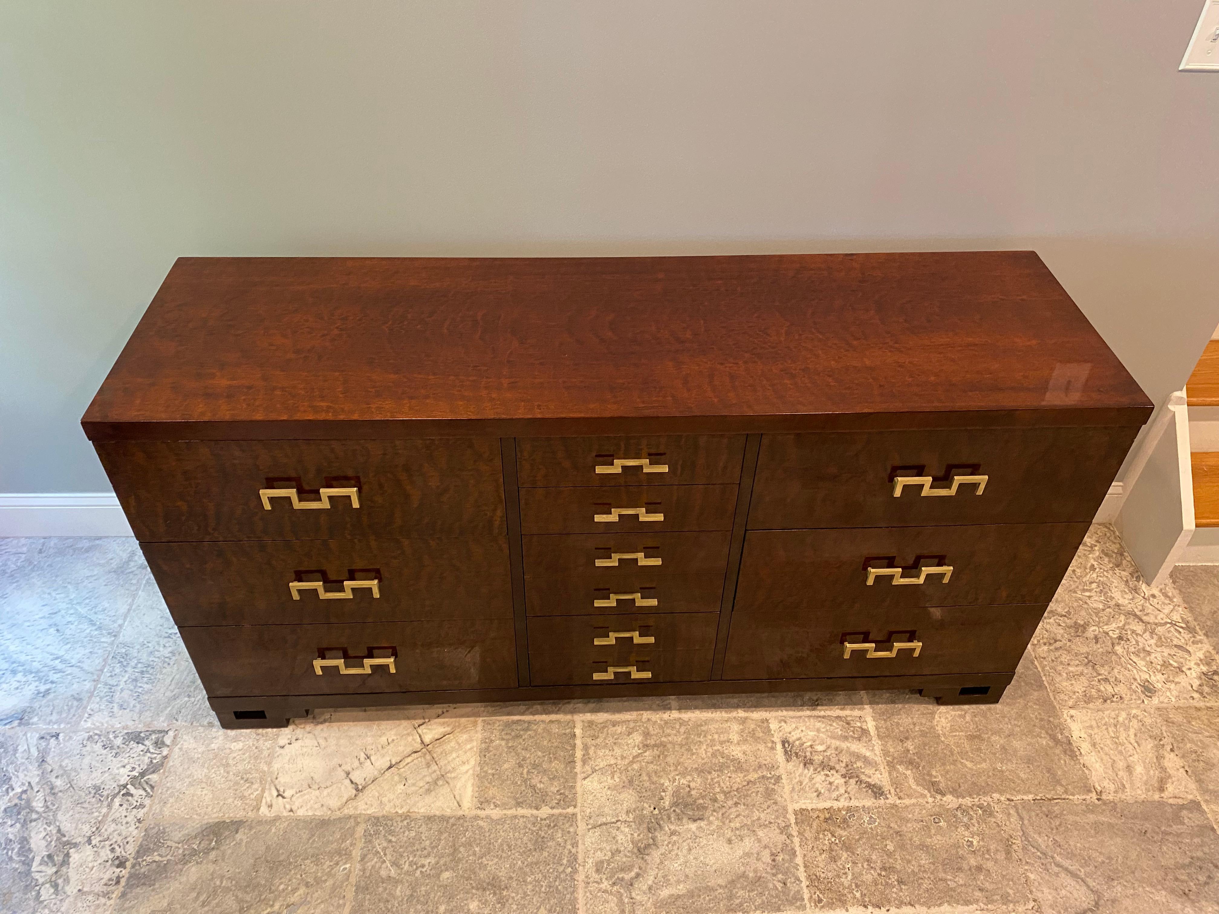 Américain Hollywood Regency Wood Burl Wood Twelve Drawer Dresser (Commode à douze tiroirs) en vente