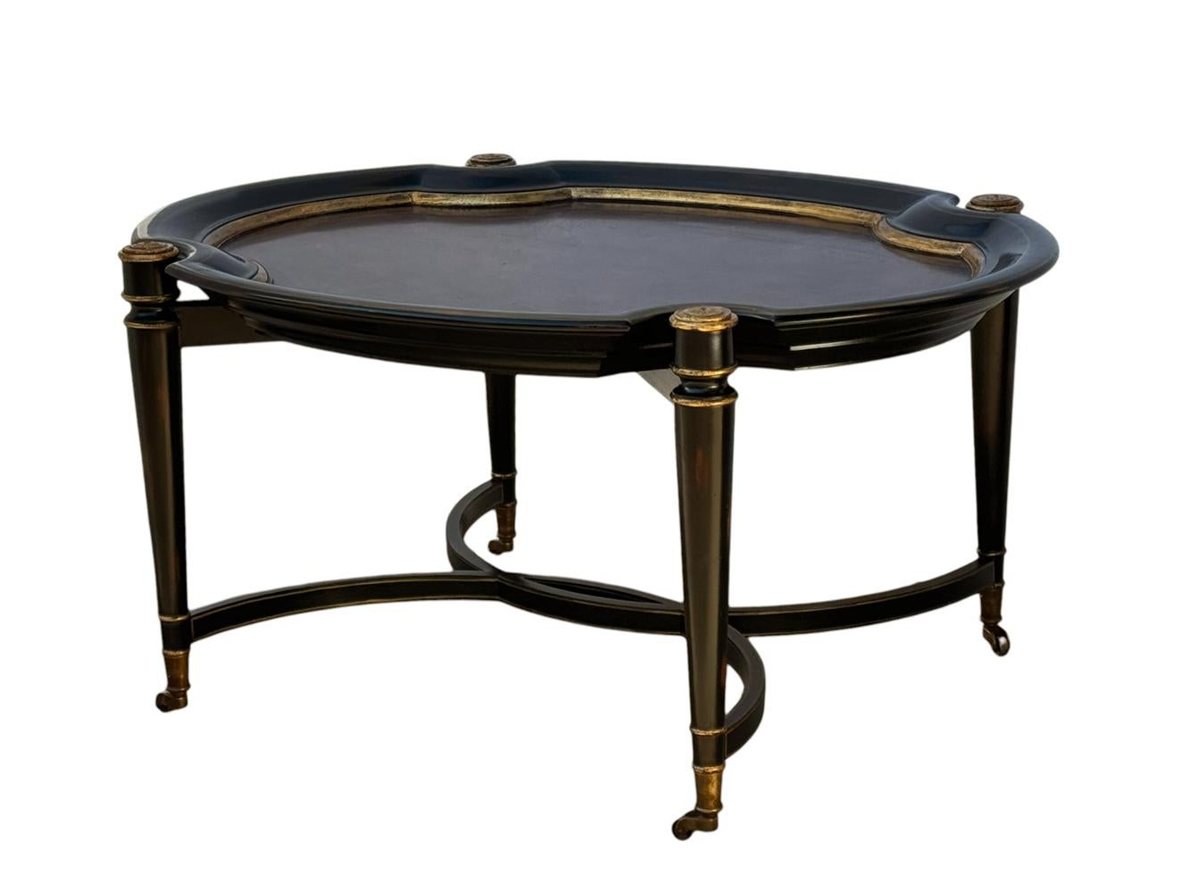 Table de cocktail ovale Hollywood Regency avec garniture dorée par Maitland Smith en vente 2