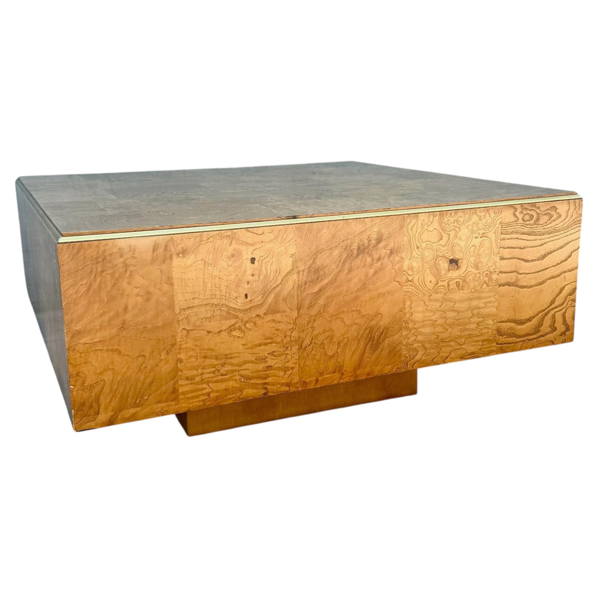 Table basse Hollywood Regency en bois d'ébène avec accents dorés