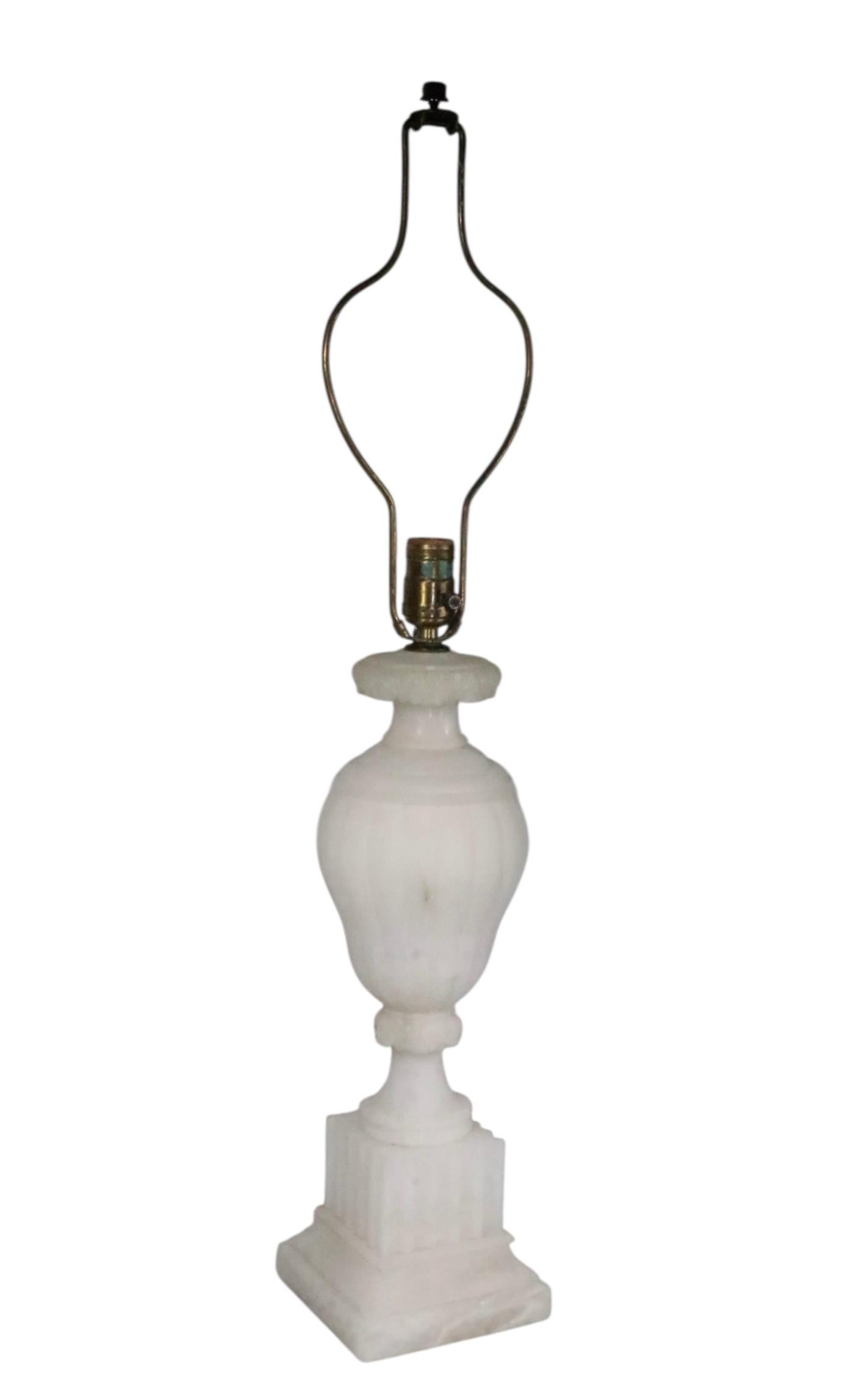 Lampada da tavolo in alabastro intagliato Hollywood Regency Made in Italy in vendita 4