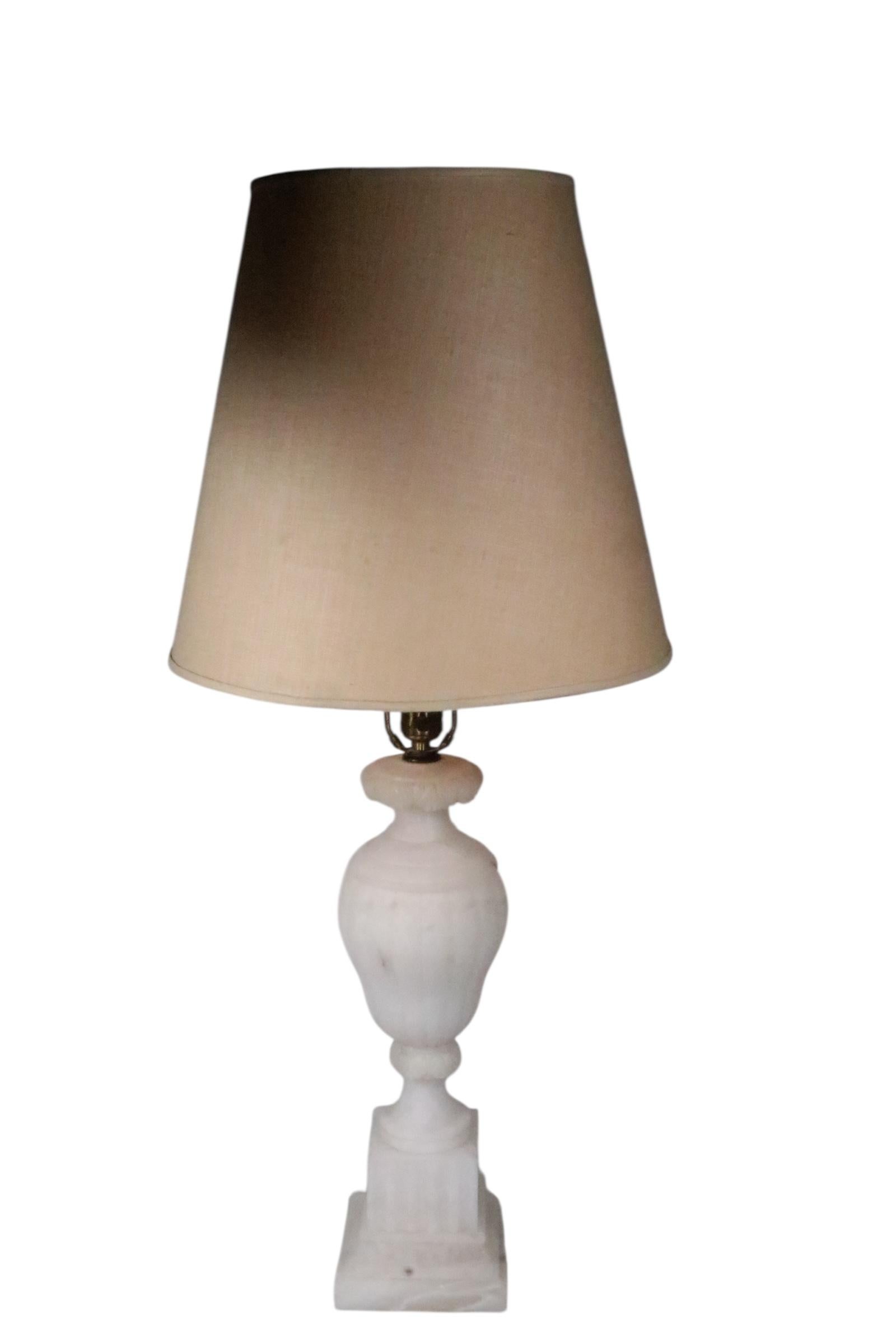 Lampada da tavolo in alabastro intagliato Hollywood Regency Made in Italy in vendita 5