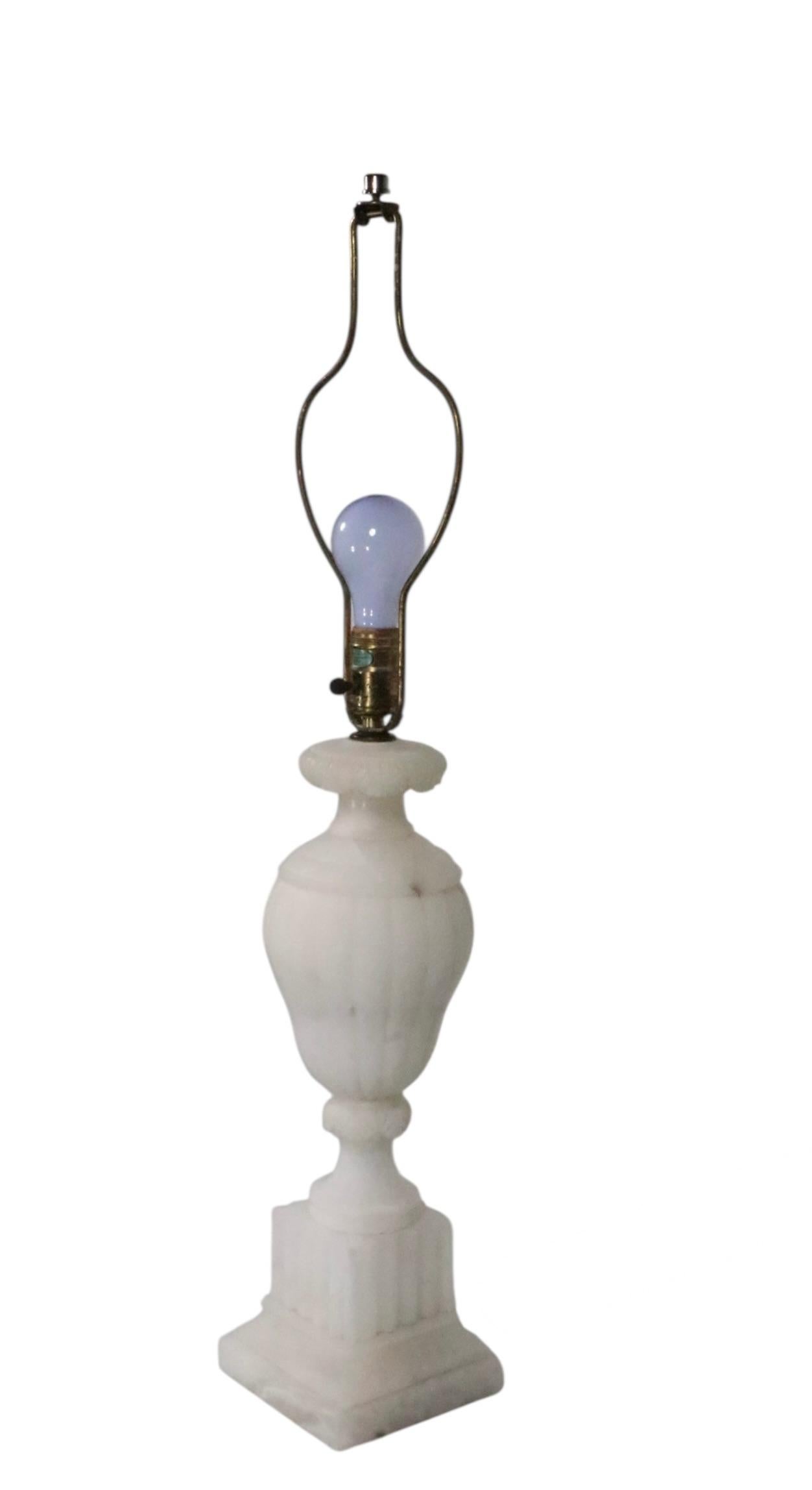 Lampada da tavolo in alabastro intagliato Hollywood Regency Made in Italy in vendita 6
