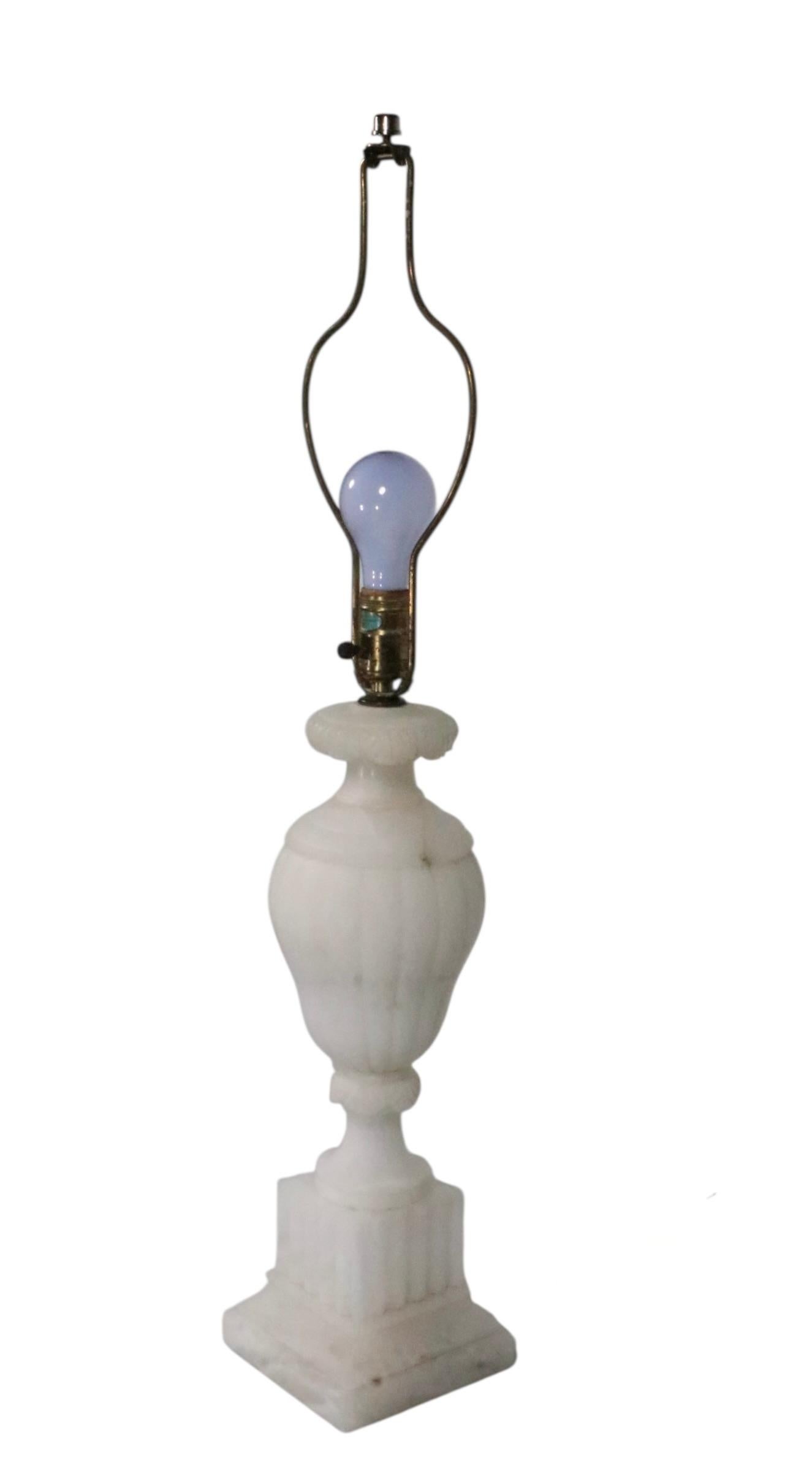 Lampada da tavolo in alabastro intagliato Hollywood Regency Made in Italy in vendita 7