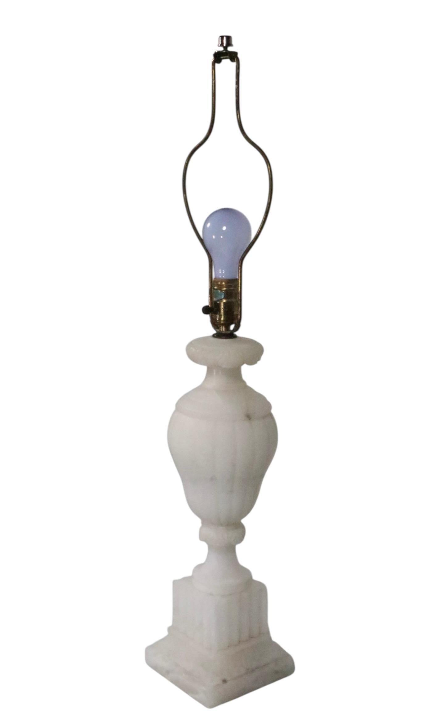Lampada da tavolo in alabastro intagliato Hollywood Regency Made in Italy in vendita 8