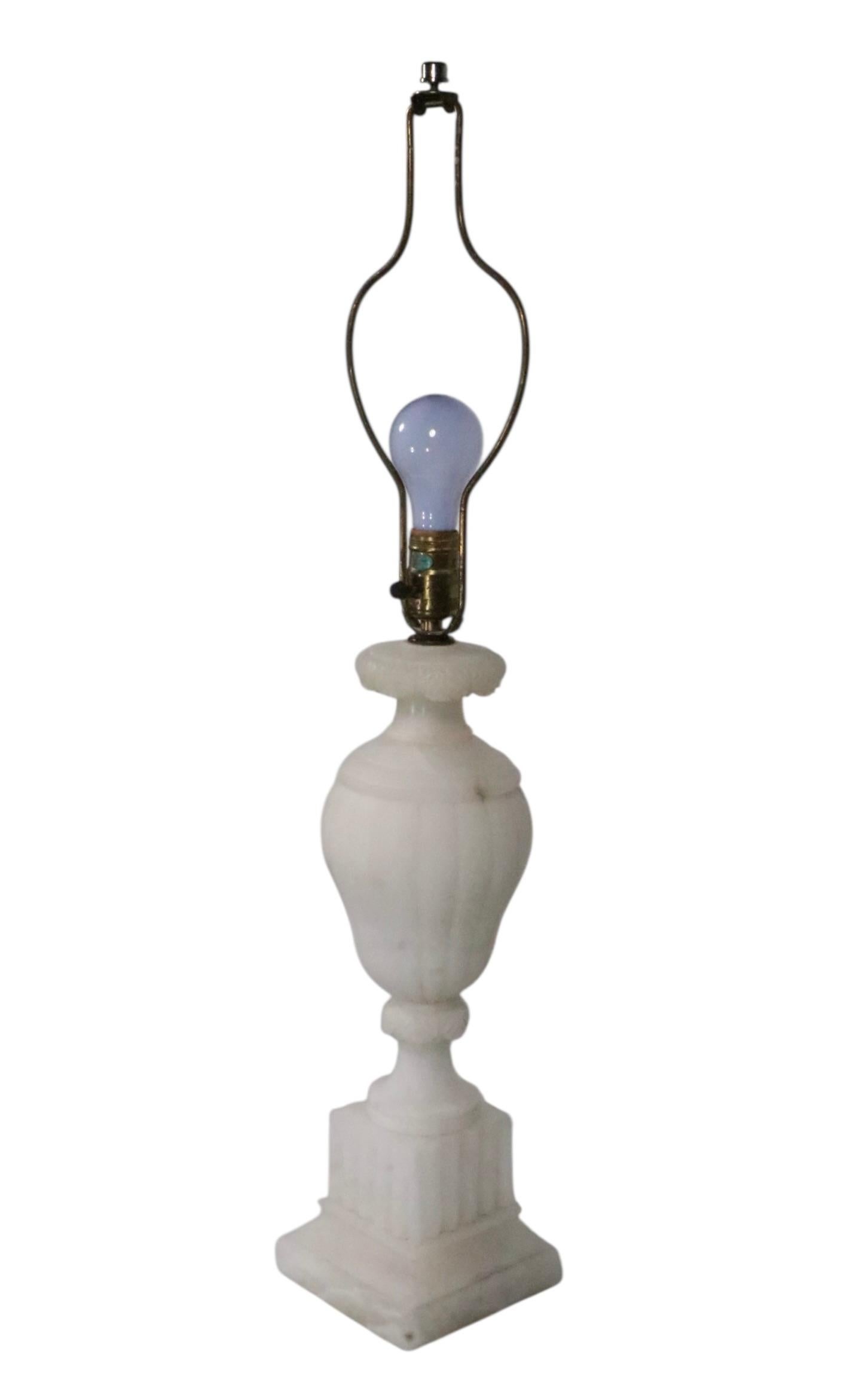 Lampada da tavolo in alabastro intagliato Hollywood Regency Made in Italy in vendita 9