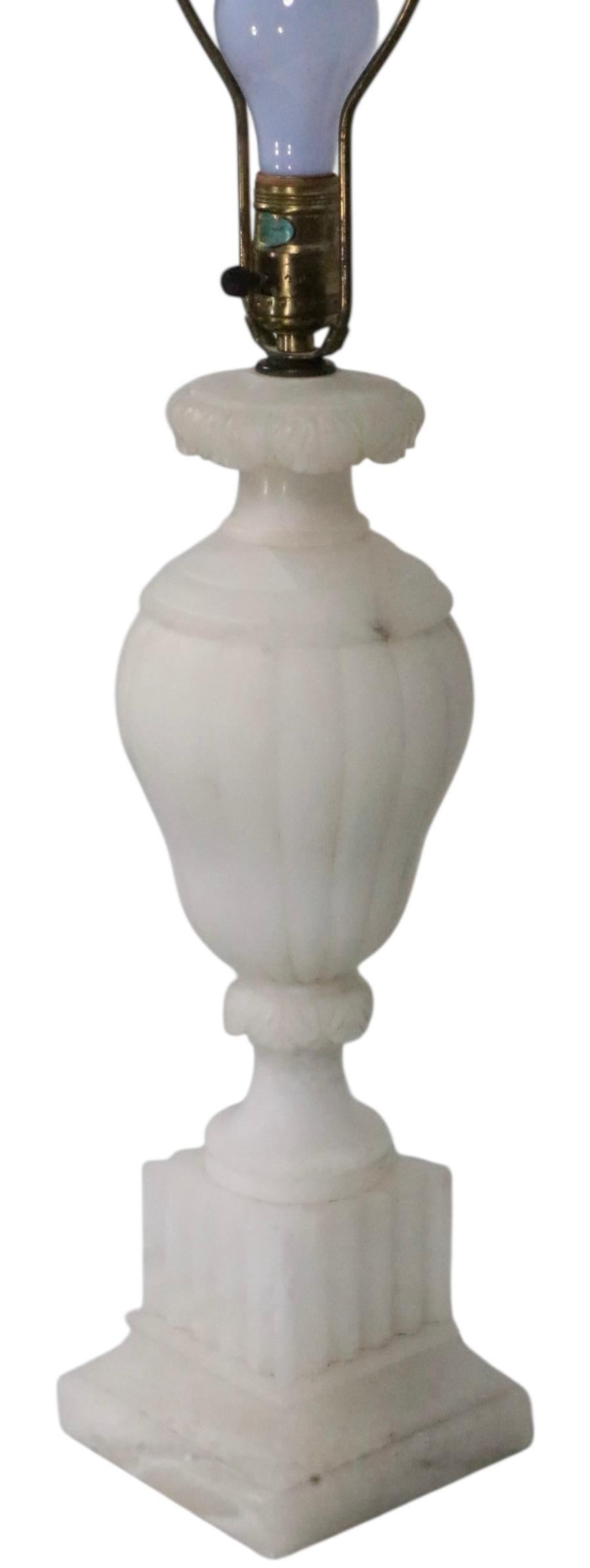 Lampada da tavolo in alabastro intagliato Hollywood Regency Made in Italy in vendita 10