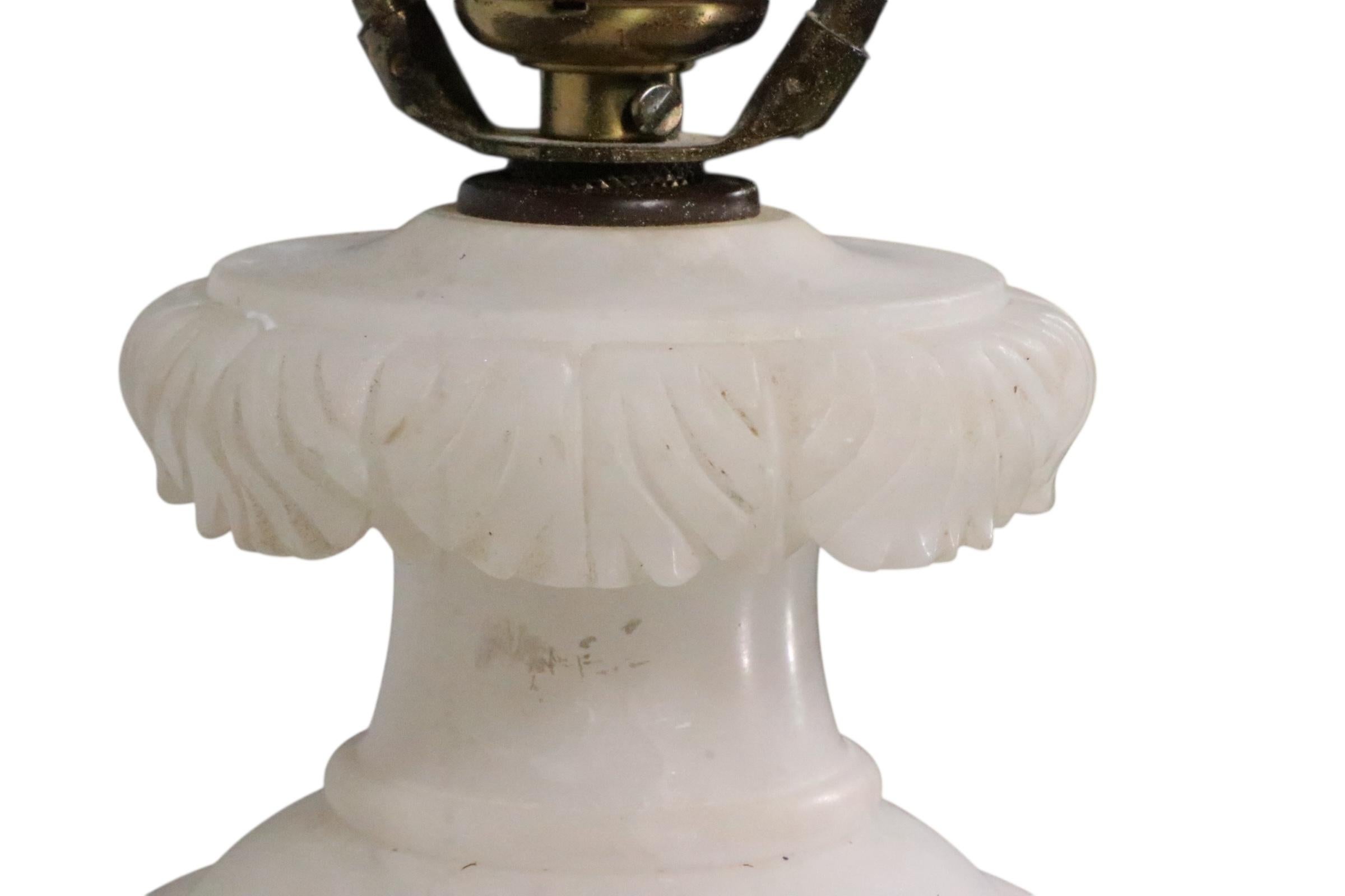 Lampada da tavolo in alabastro intagliato Hollywood Regency Made in Italy in vendita 11