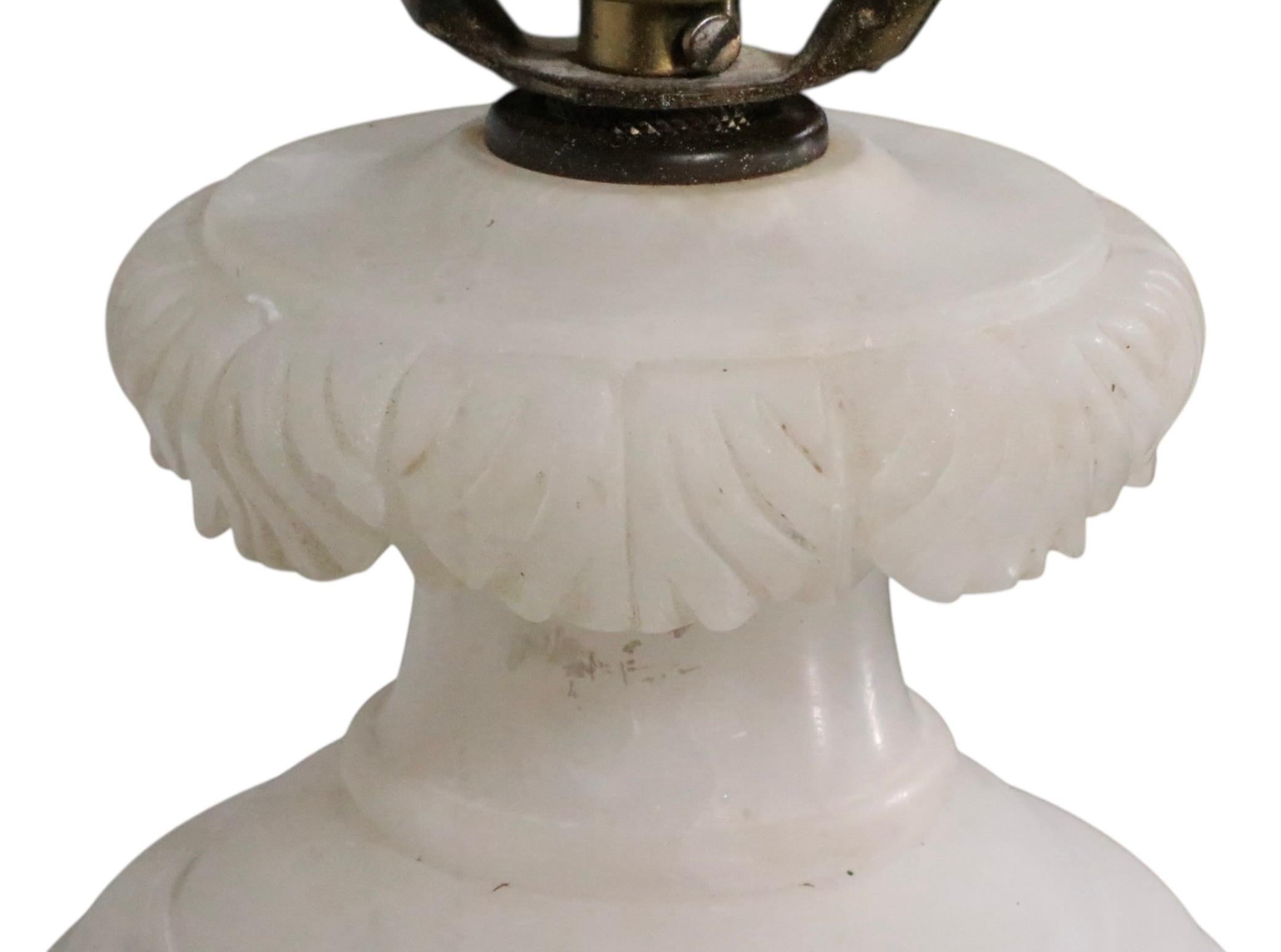 Lampada da tavolo in alabastro intagliato Hollywood Regency Made in Italy in vendita 12