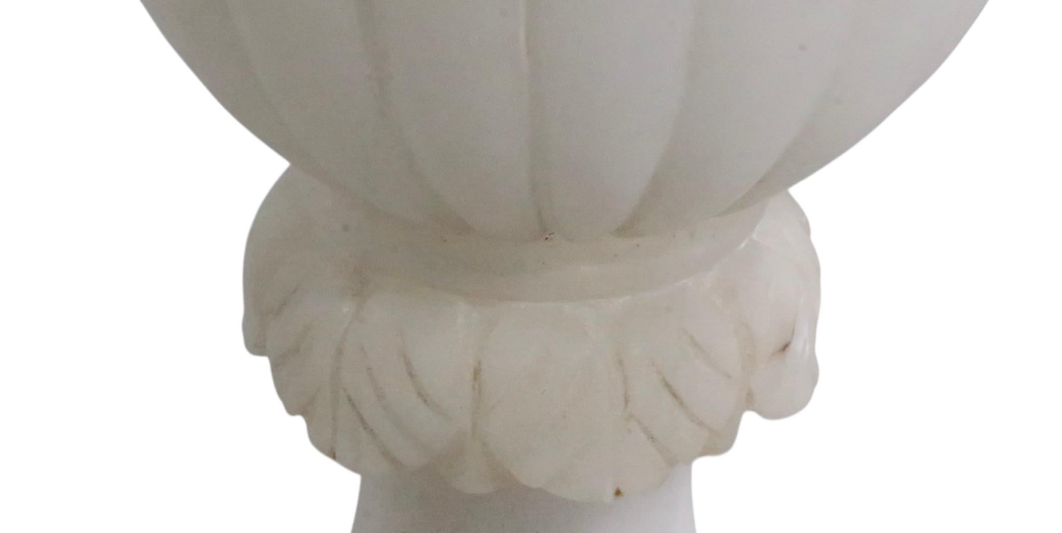 Lampada da tavolo in alabastro intagliato Hollywood Regency Made in Italy in vendita 13