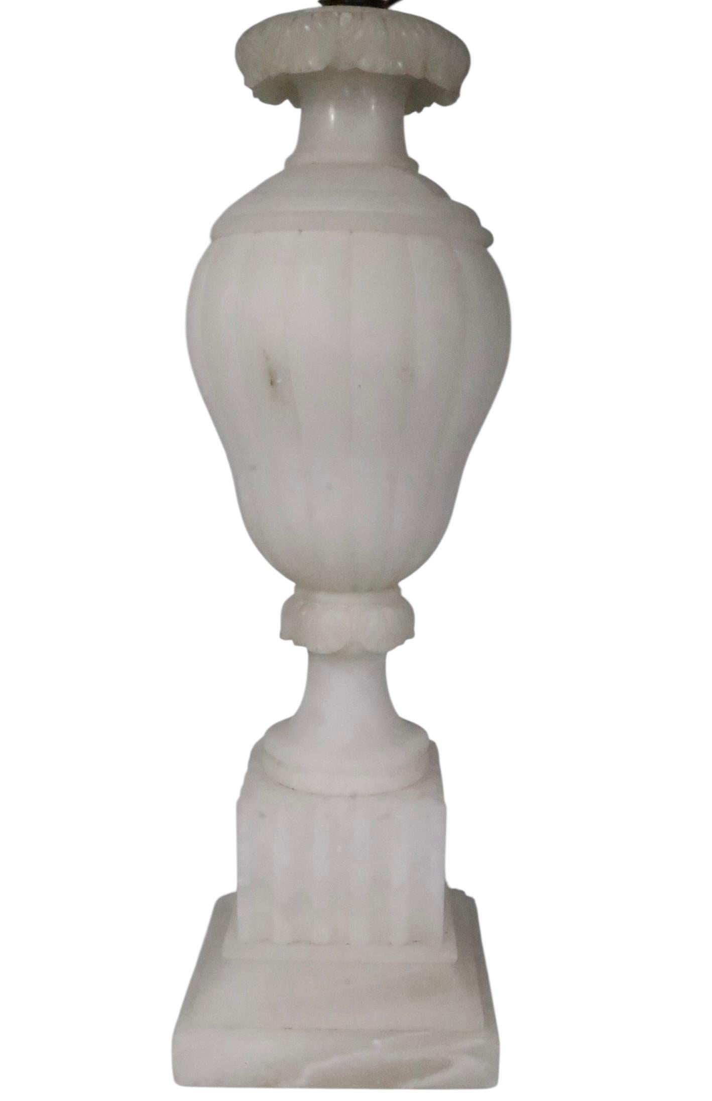 Italiano Lampada da tavolo in alabastro intagliato Hollywood Regency Made in Italy in vendita