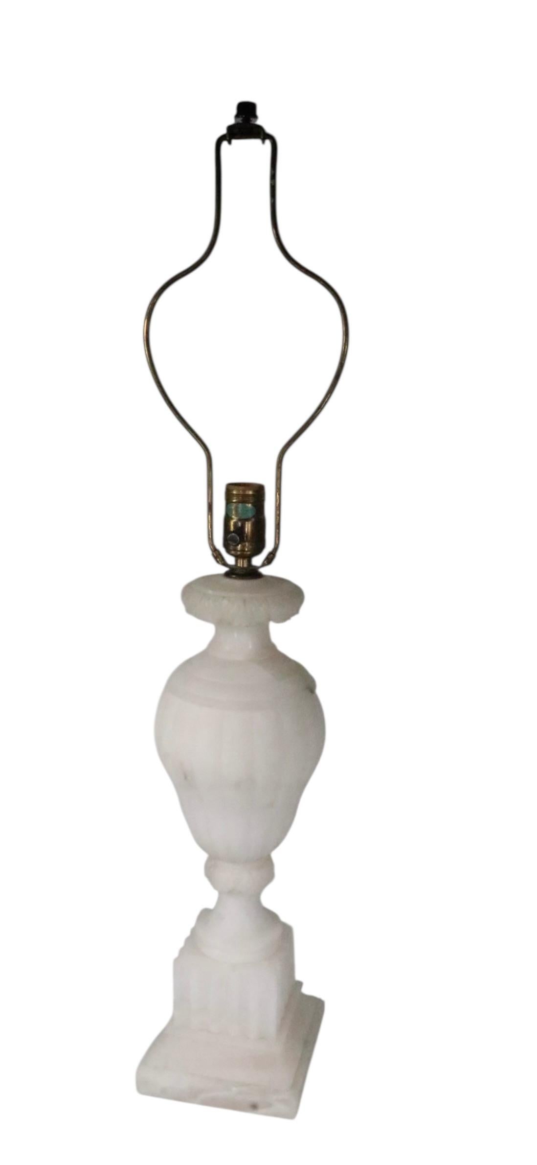 Lampada da tavolo in alabastro intagliato Hollywood Regency Made in Italy In condizioni buone in vendita a New York, NY