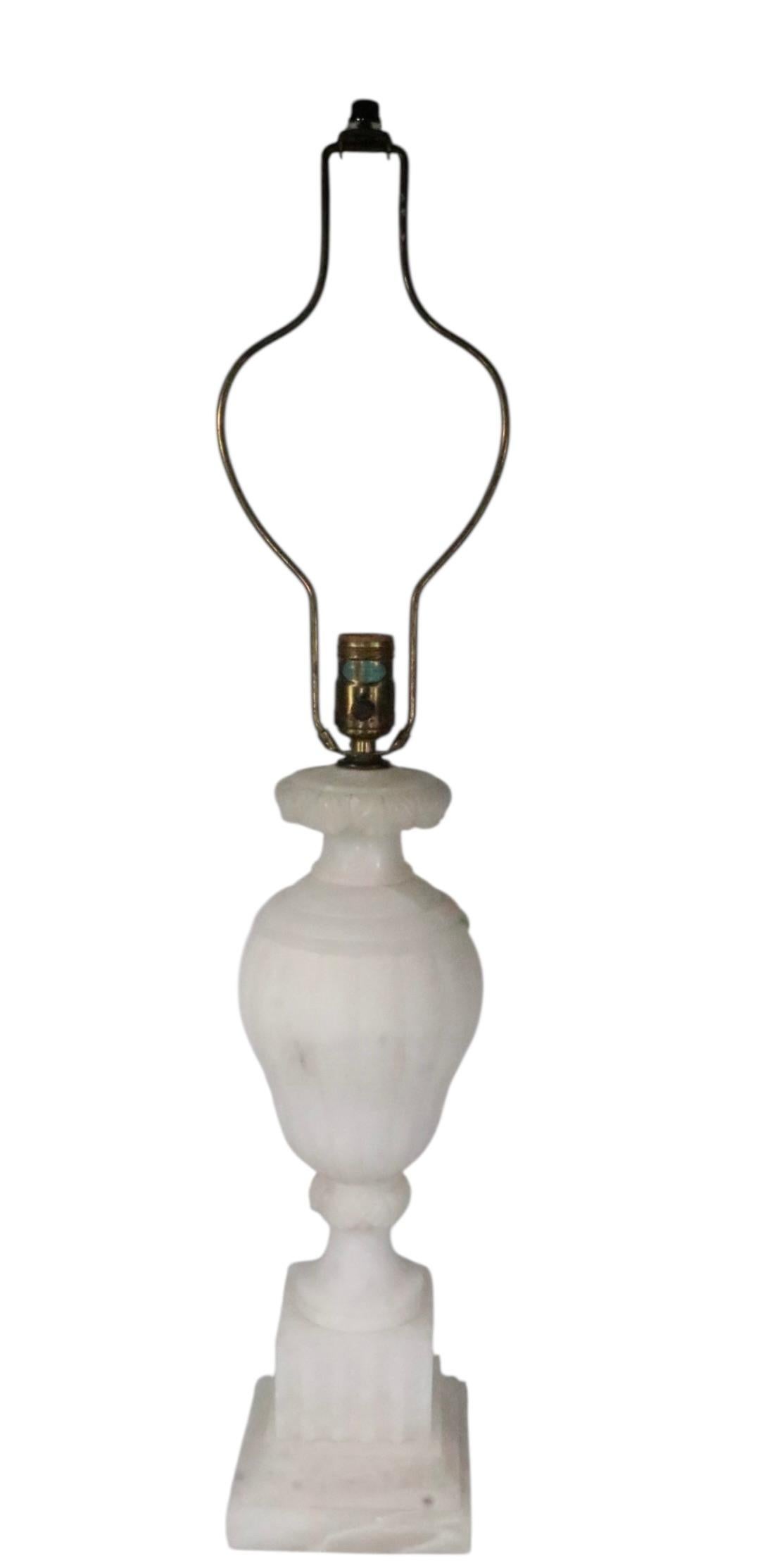 XX secolo Lampada da tavolo in alabastro intagliato Hollywood Regency Made in Italy in vendita