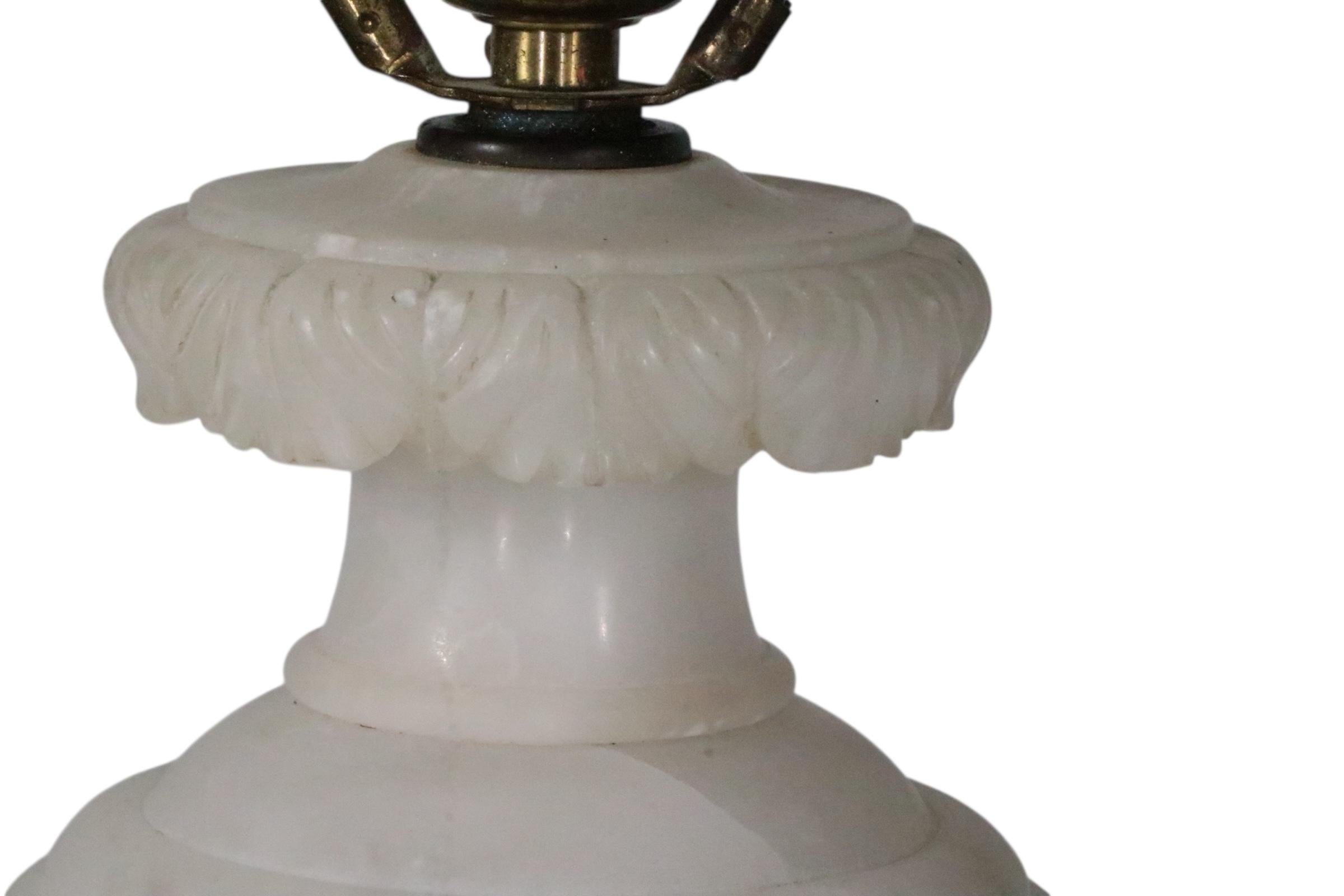 Alabastro Lampada da tavolo in alabastro intagliato Hollywood Regency Made in Italy in vendita