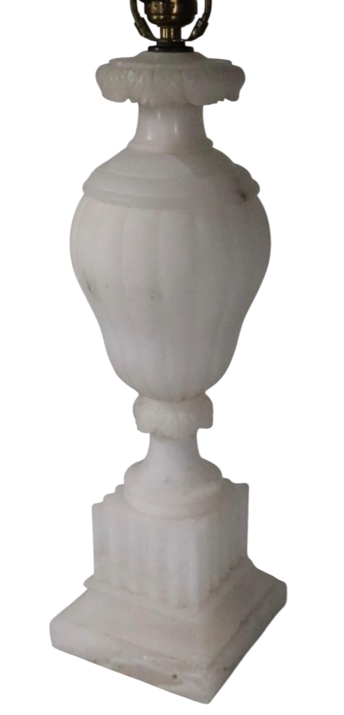 Lampada da tavolo in alabastro intagliato Hollywood Regency Made in Italy in vendita 1