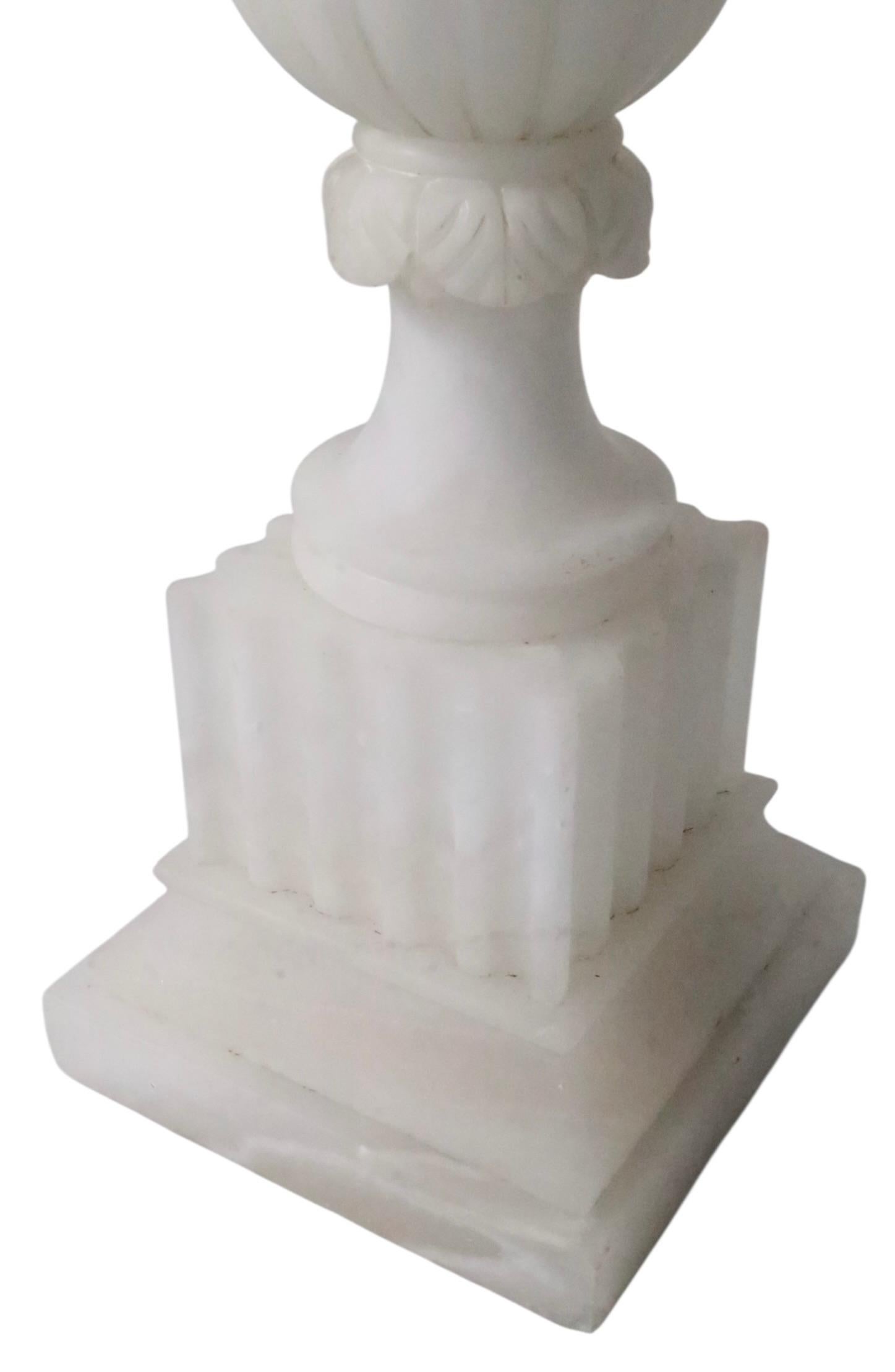 Lampada da tavolo in alabastro intagliato Hollywood Regency Made in Italy in vendita 2