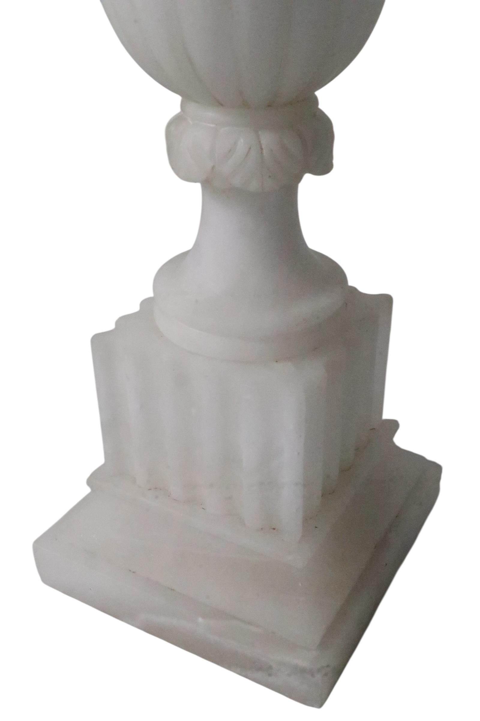 Lampada da tavolo in alabastro intagliato Hollywood Regency Made in Italy in vendita 3