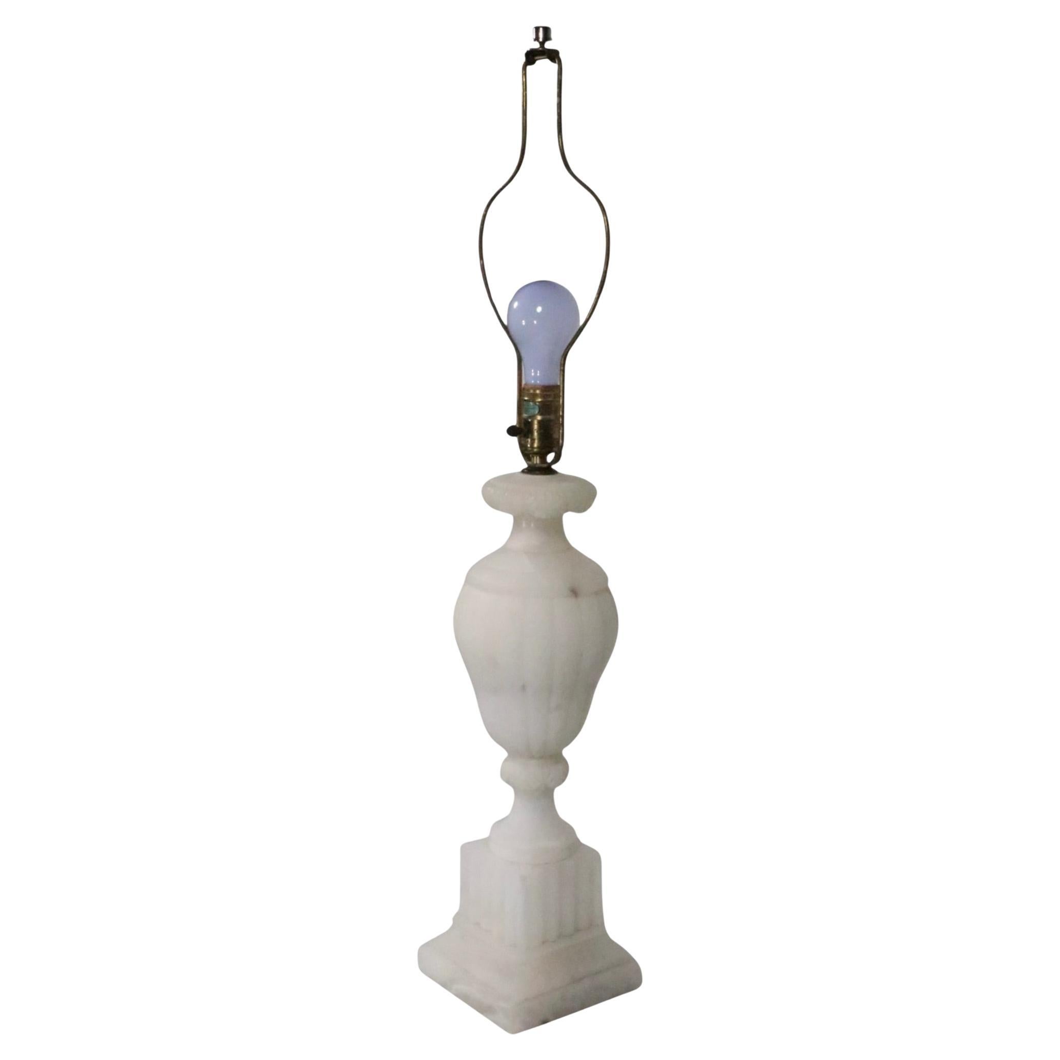 Lampada da tavolo in alabastro intagliato Hollywood Regency Made in Italy