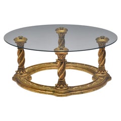 Mesa de centro de madera dorada tallada Hollywood Regency, latón, cristal, años 40