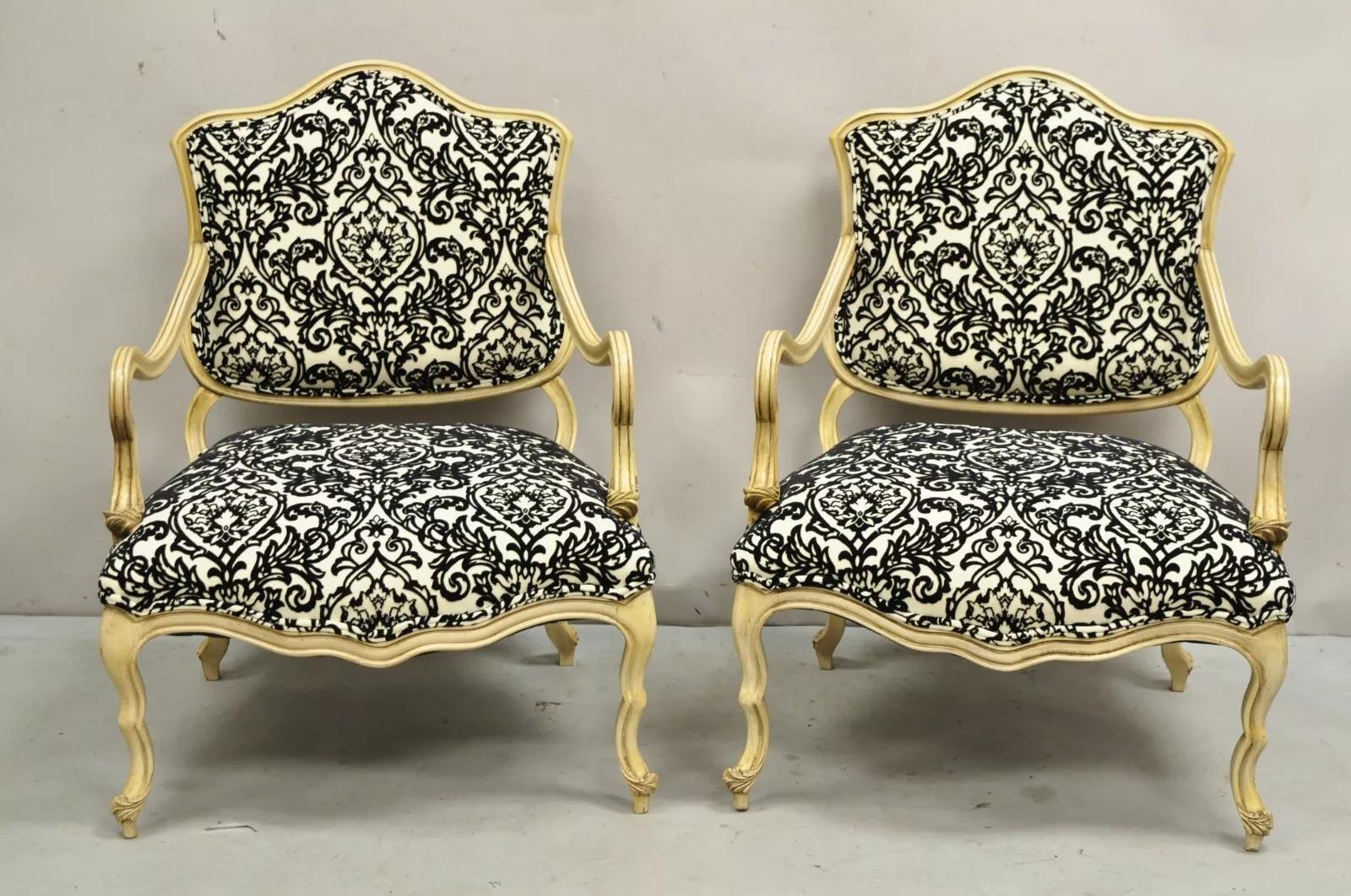 Vintage Italian Hollywood Regency Holz geschnitzt Low Form Creme gemalt Boudoir Stühle - ein Paar. Artikel verfügt über neuere schwarz und weiß erhöht gemusterten Damast Druck Stoff, der Komplimente der off-weiß lackiert formschöne geschnitzte Holz