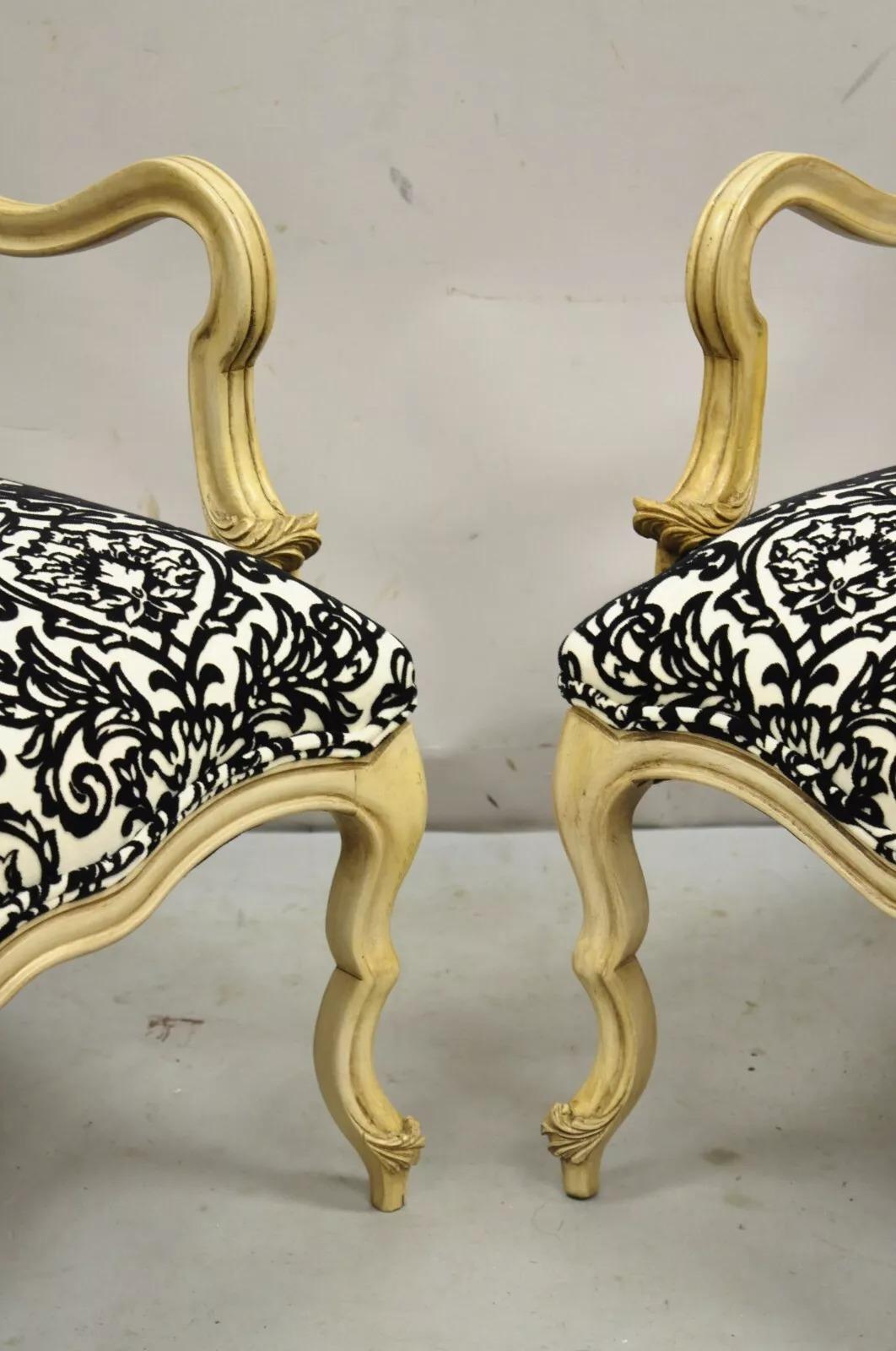 Hollywood Regency-Boudoir-Stühle aus geschnitztem Holz, niedrig cremefarben lackiert, Damast, Hollywood Regency, Paar im Zustand „Gut“ im Angebot in Philadelphia, PA