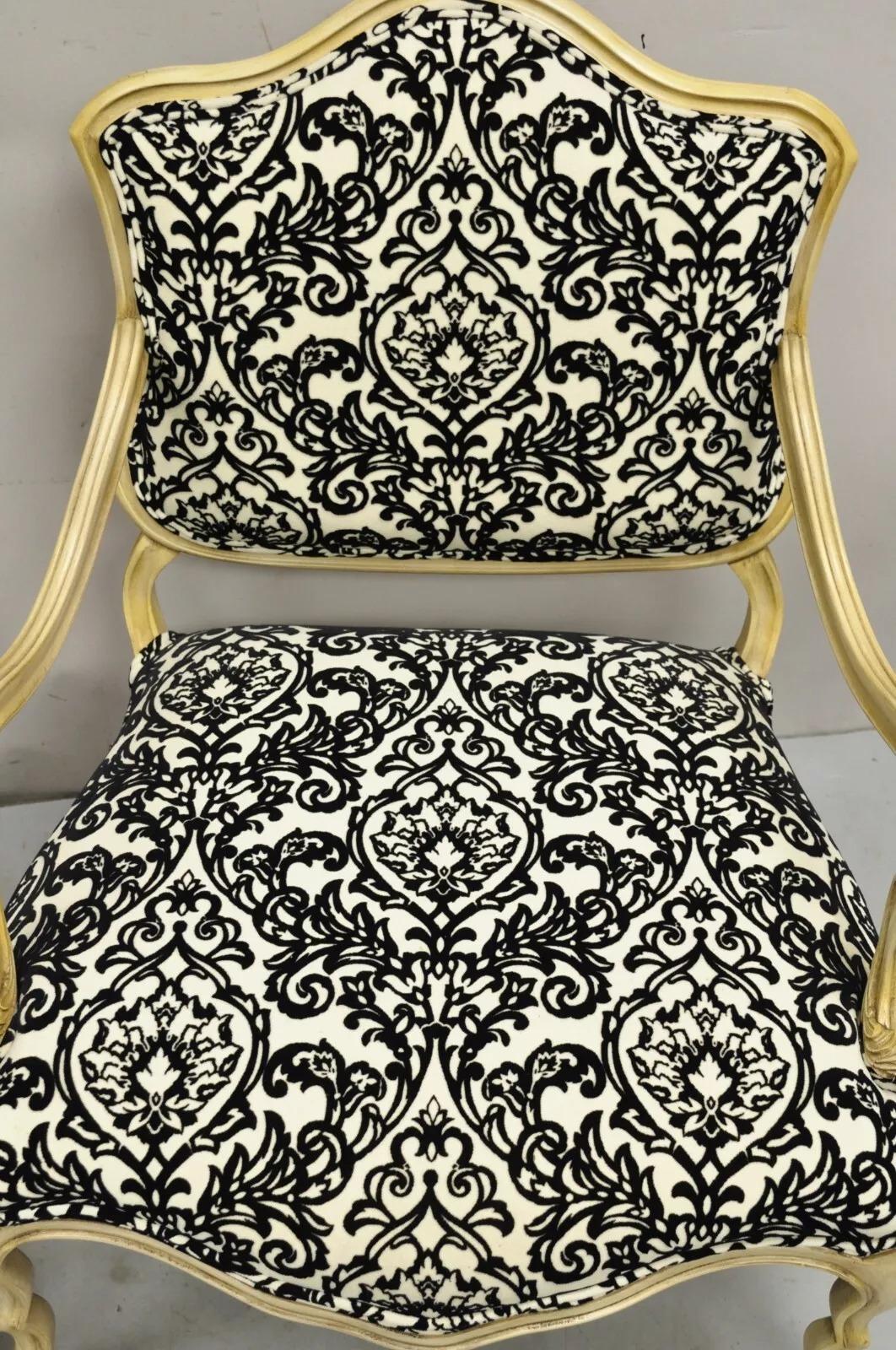 Hollywood Regency-Boudoir-Stühle aus geschnitztem Holz, niedrig cremefarben lackiert, Damast, Hollywood Regency, Paar (Stoff) im Angebot