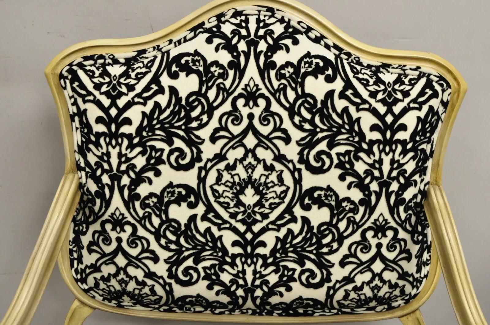 Hollywood Regency-Boudoir-Stühle aus geschnitztem Holz, niedrig cremefarben lackiert, Damast, Hollywood Regency, Paar im Angebot 1