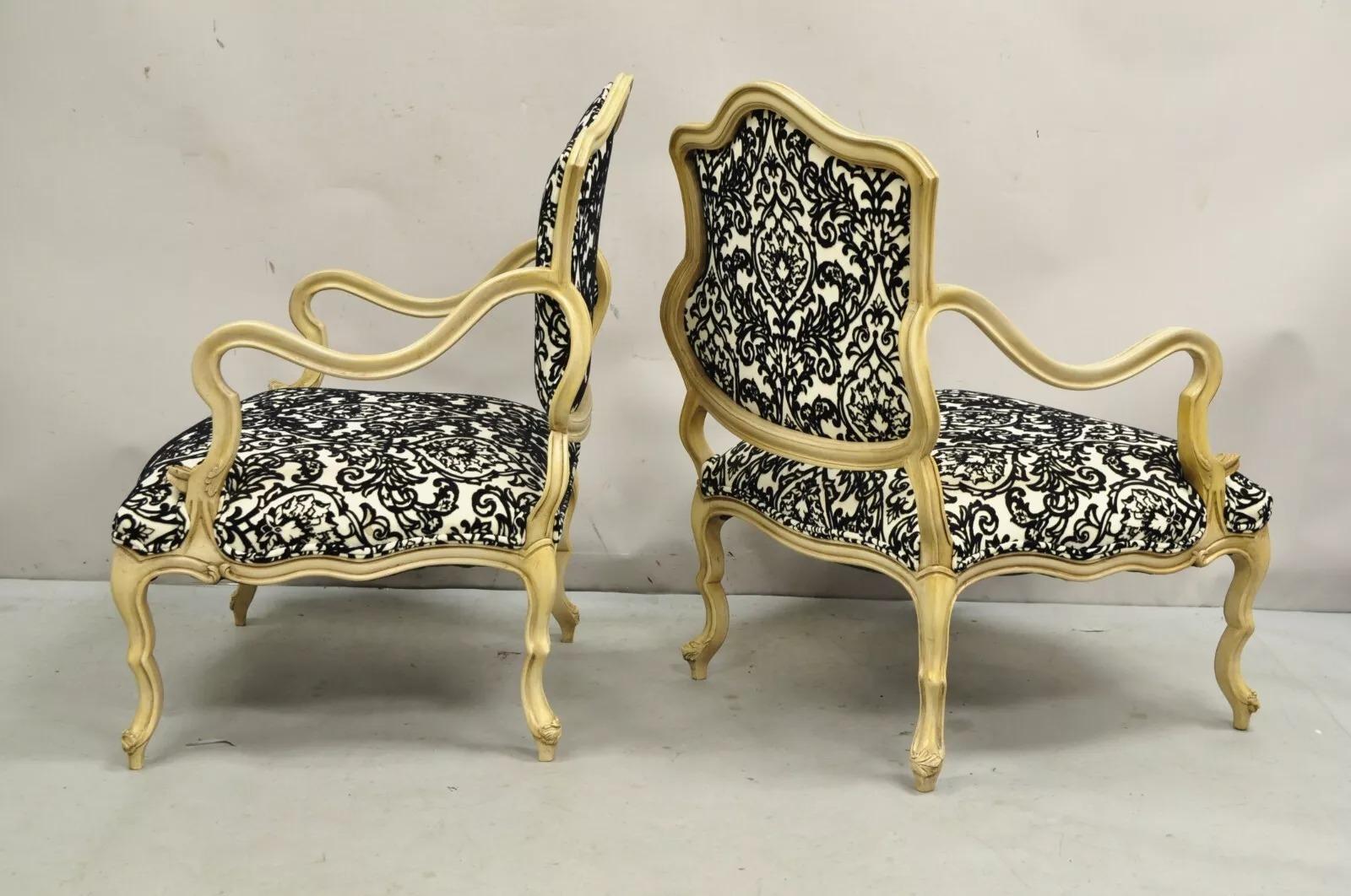 Hollywood Regency-Boudoir-Stühle aus geschnitztem Holz, niedrig cremefarben lackiert, Damast, Hollywood Regency, Paar im Angebot 2