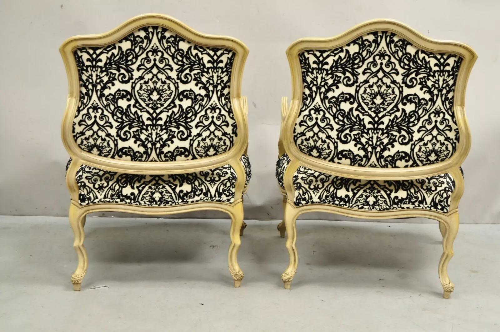 Hollywood Regency-Boudoir-Stühle aus geschnitztem Holz, niedrig cremefarben lackiert, Damast, Hollywood Regency, Paar im Angebot 3