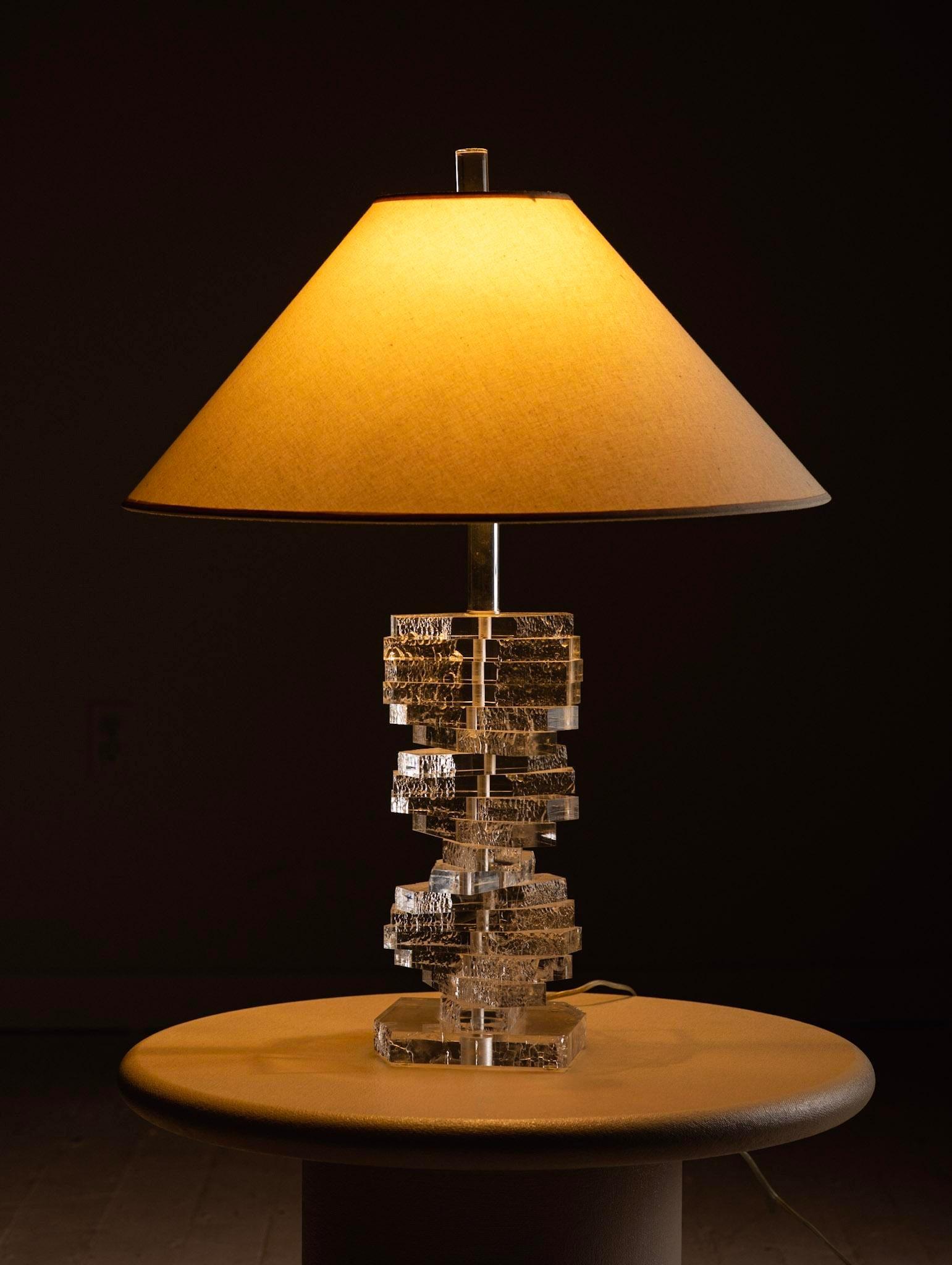 Hollywood Regency Cascading Stacked Lucite Lamp In Good Condition In Brooklyn, NY