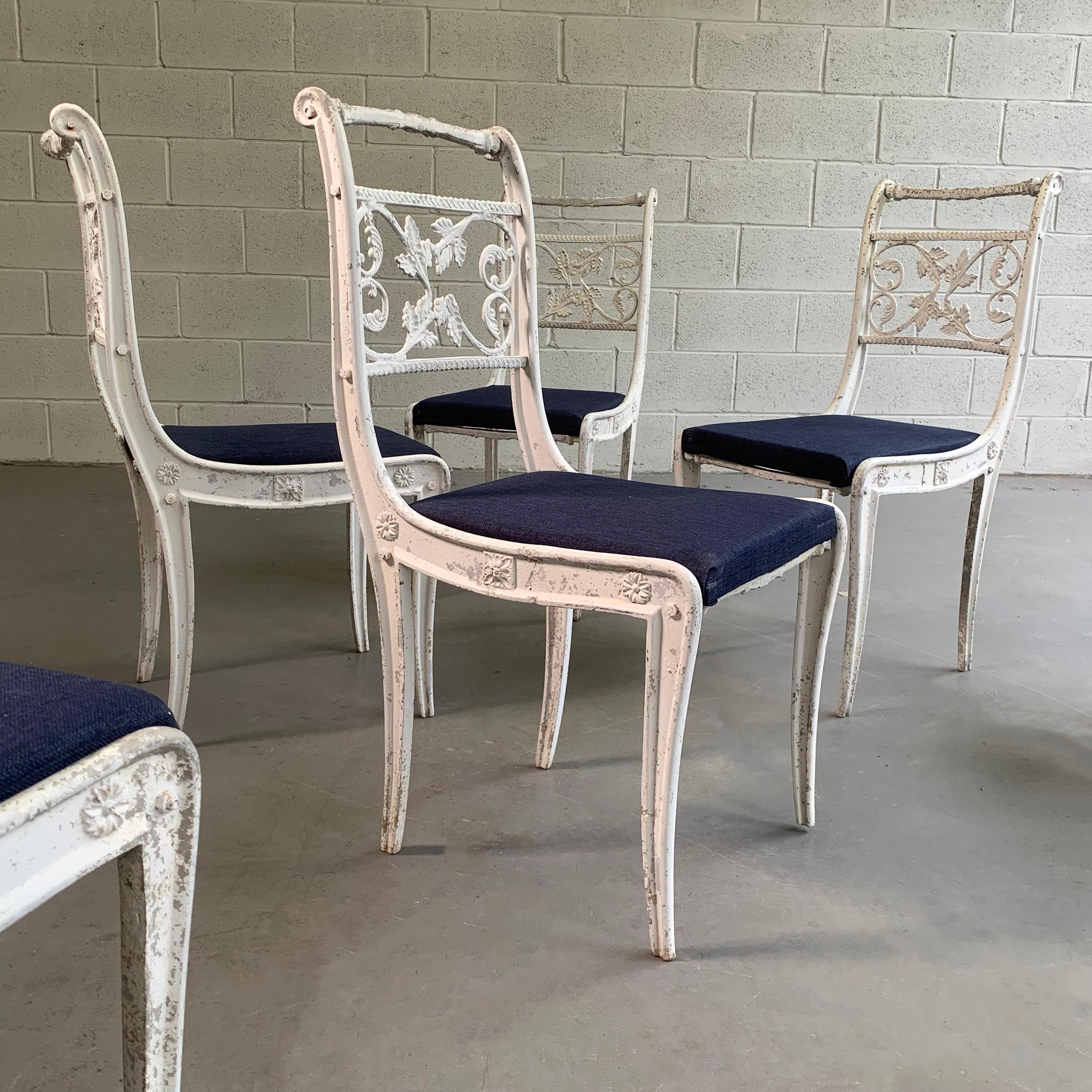 Moulage Chaises de salle à manger de jardin Hollywood Regency en aluminium coulé et zinc en vente