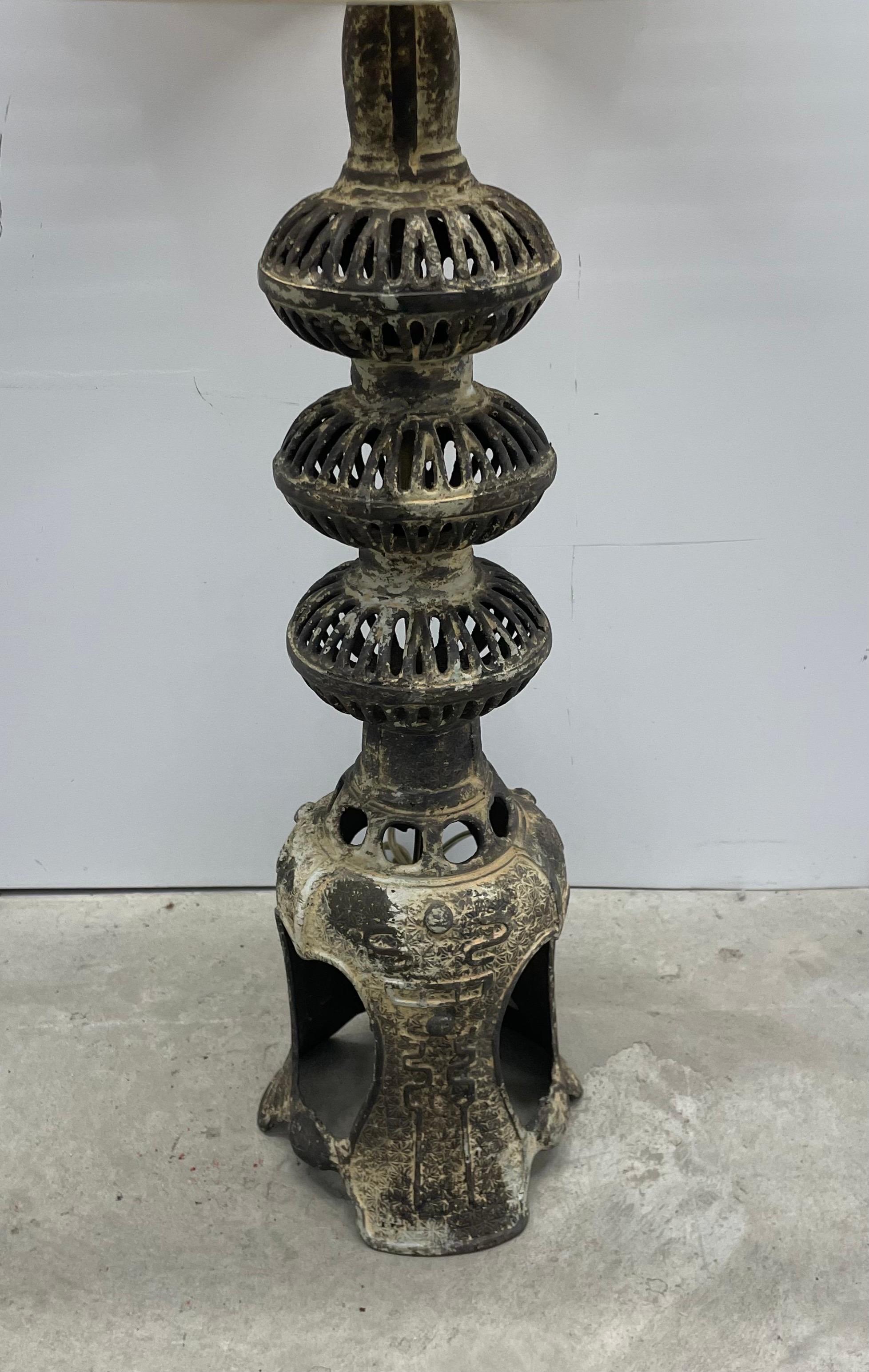 Hollywood Regency Tischlampe aus Bronzeguss im Stil von James Mont.  

Die Höhe der Bronze beträgt 21