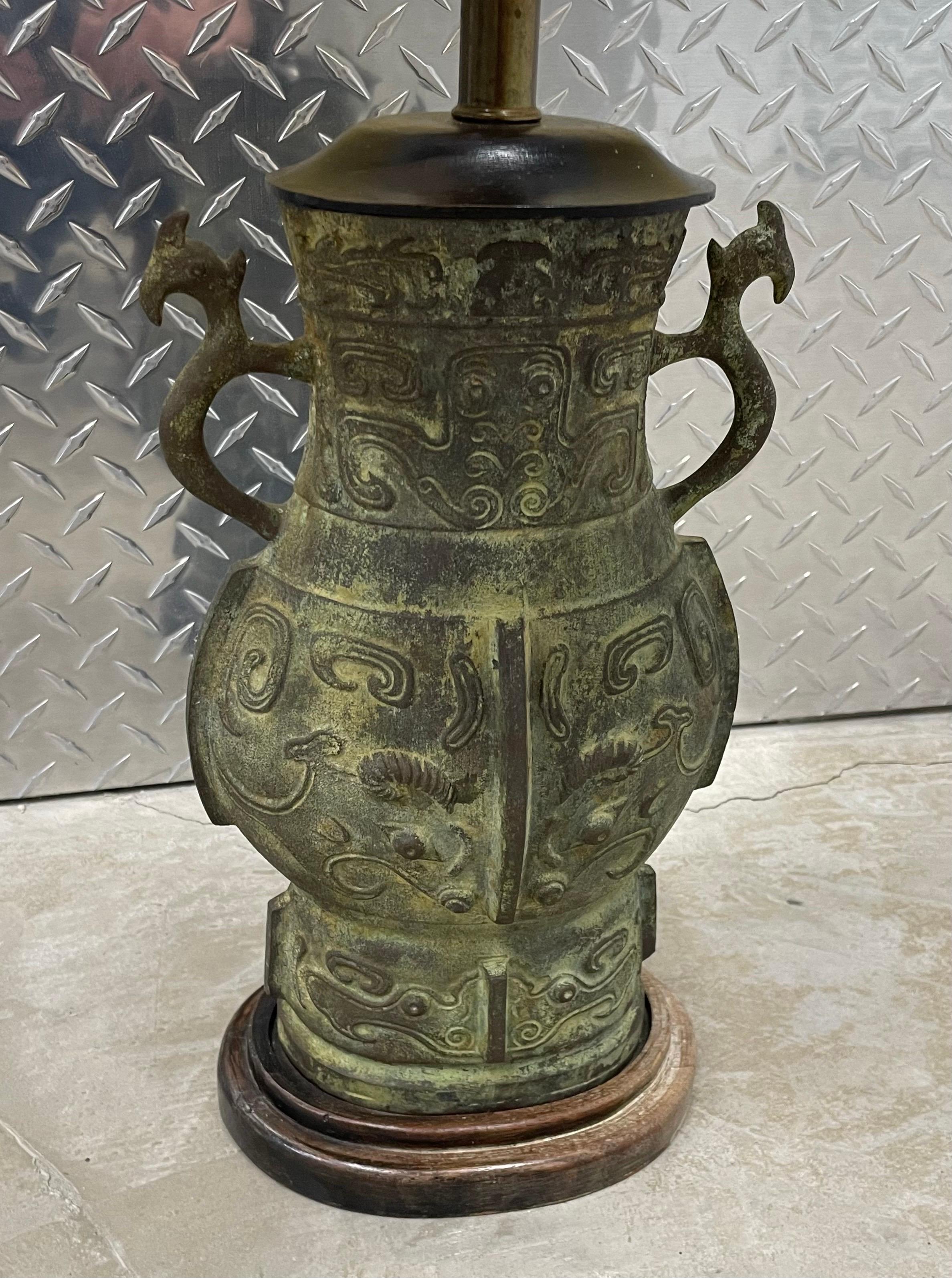Chinese Hollywood Regency Cast Bronze Table Lamp In the Style of James Mont For Sale