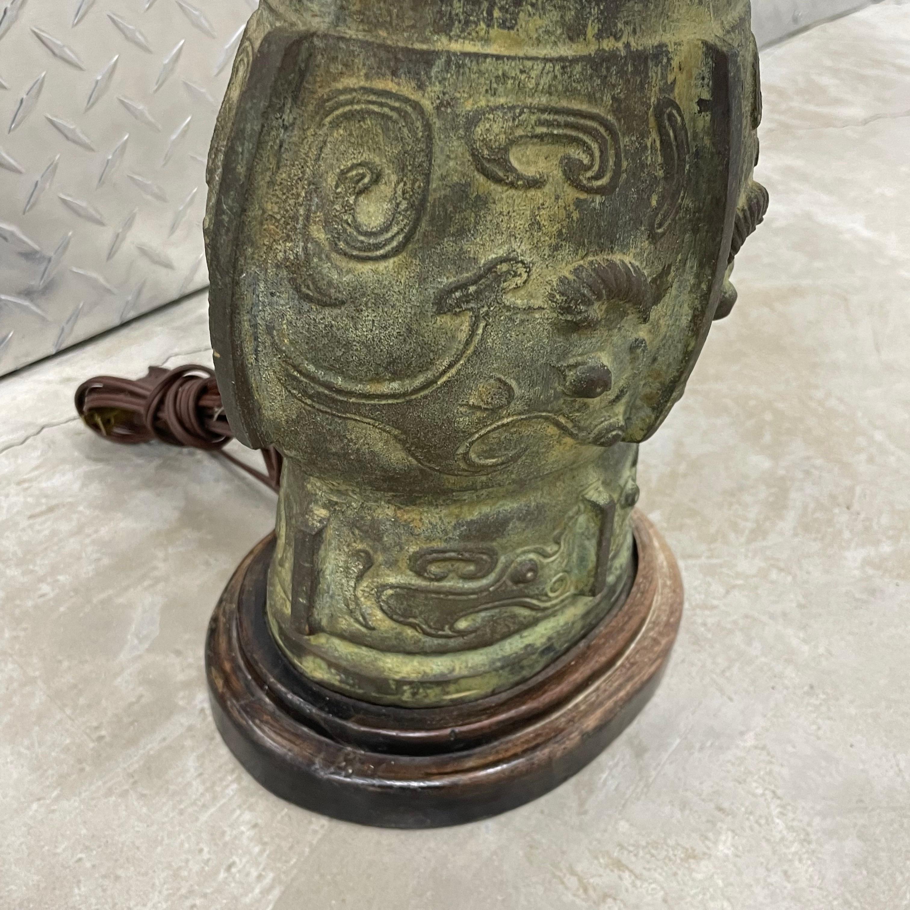 Mid-20th Century Hollywood Regency Cast Bronze Table Lamp In the Style of James Mont For Sale