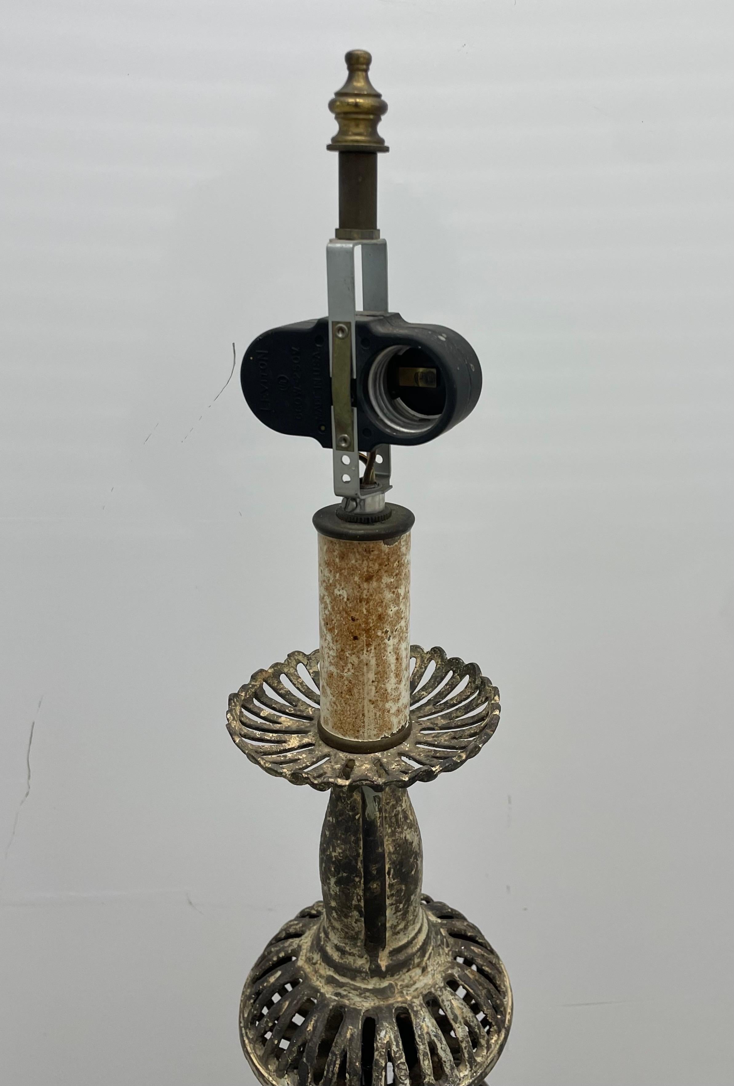 Hollywood Regency Tischlampe aus Bronzeguss im Stil von James Mont im Zustand „Gut“ im Angebot in Bedford Hills, NY