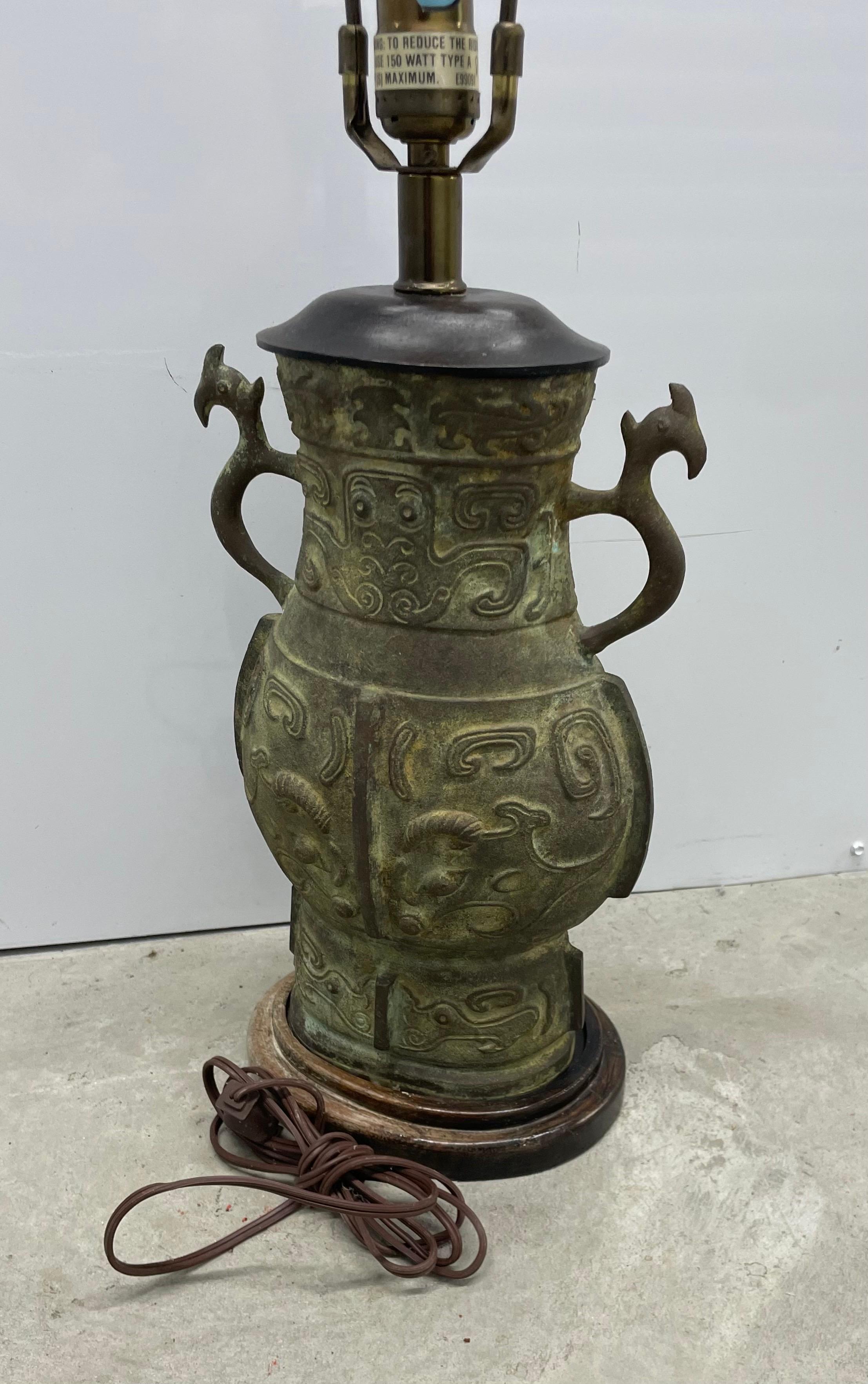 Hollywood Regency Cast Bronze Table Lamp In the Style of James Mont For Sale 1