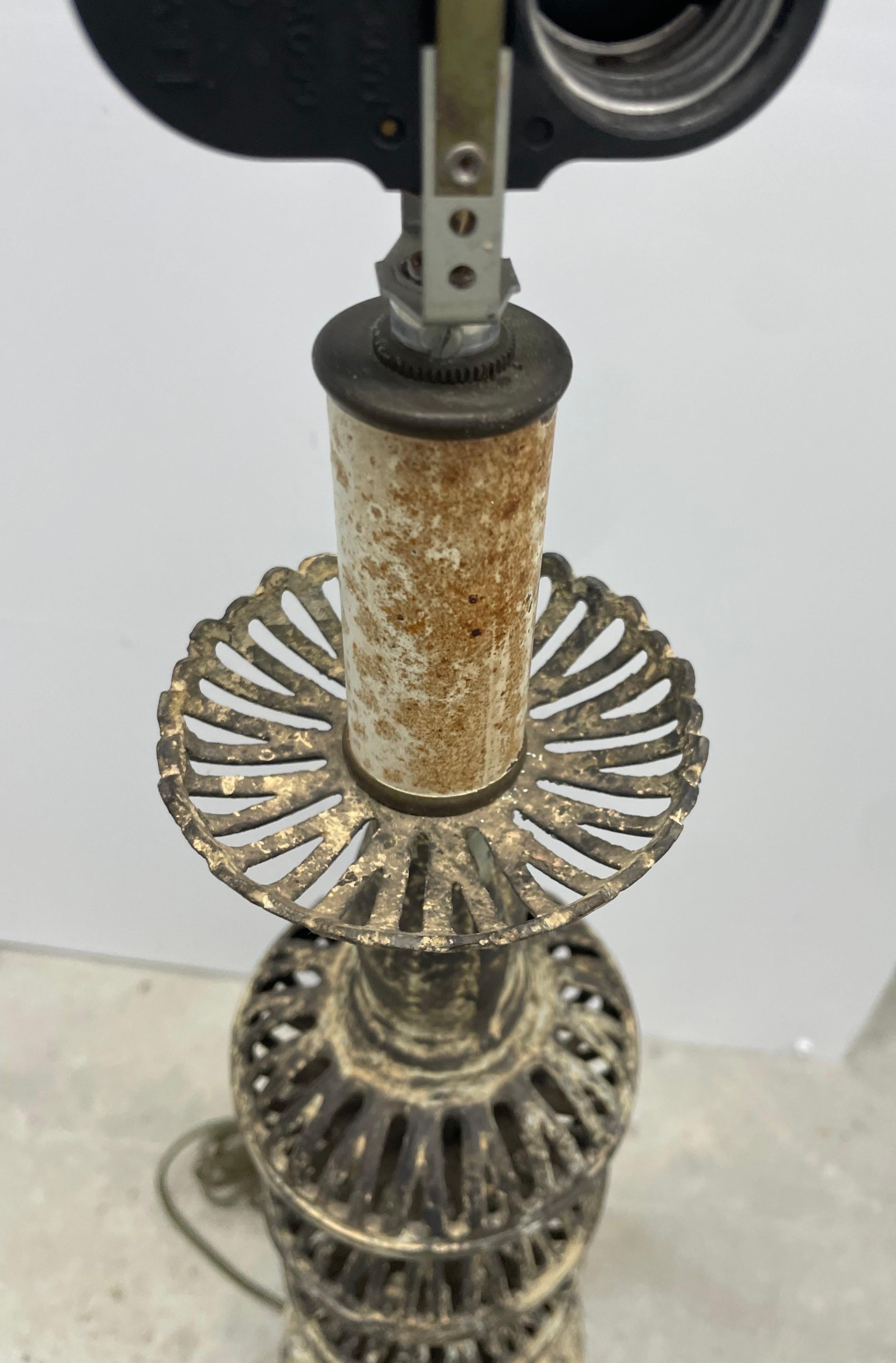 Hollywood Regency Tischlampe aus Bronzeguss im Stil von James Mont (Mitte des 20. Jahrhunderts) im Angebot