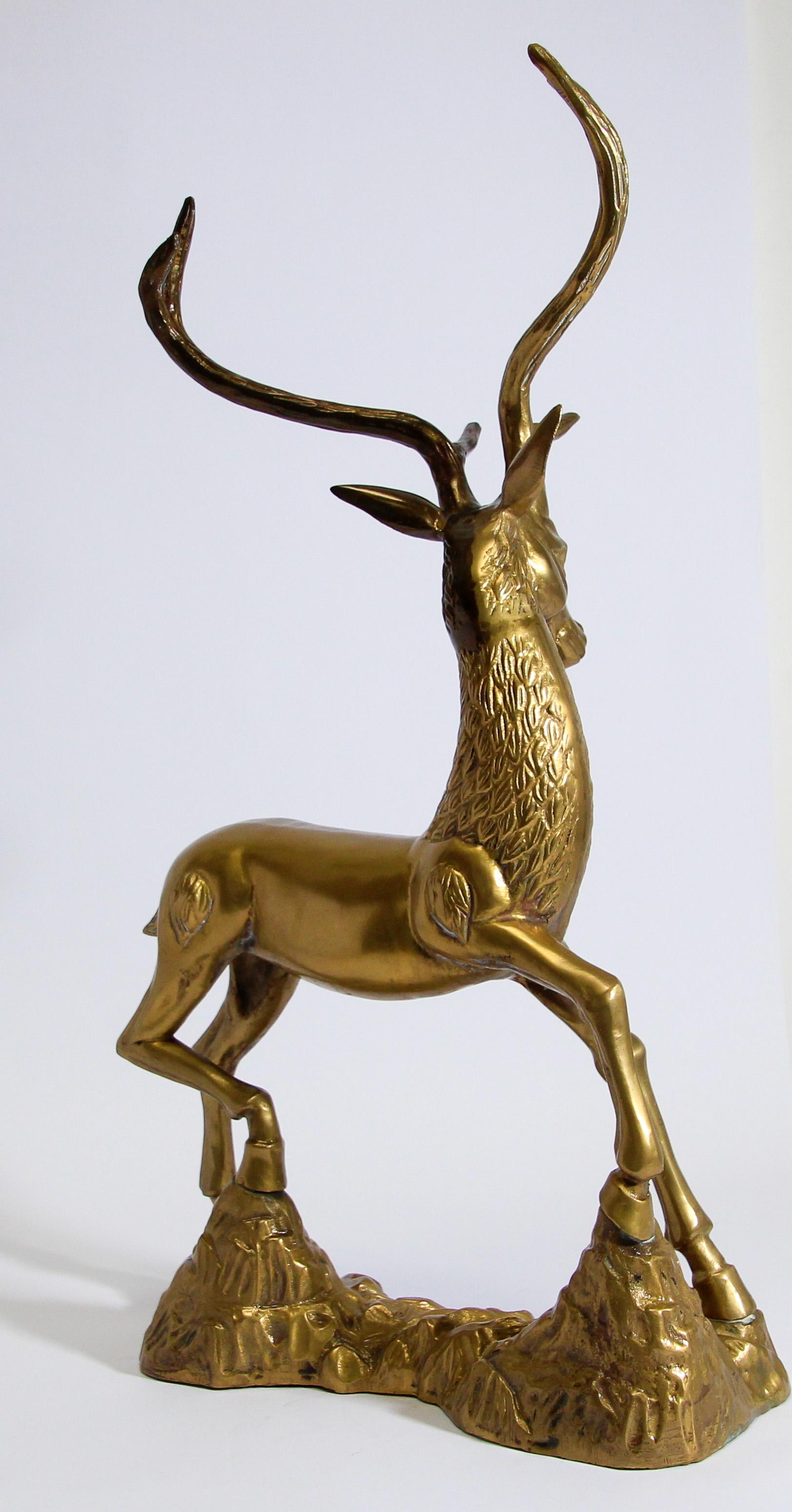 Moresco Scultura di cervo in piedi in ottone lucido Hollywood Regency, anni '60 in vendita