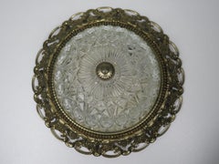 Lampada da soffitto Hollywood Regency, vetro tagliato e bordo dorato traforato.