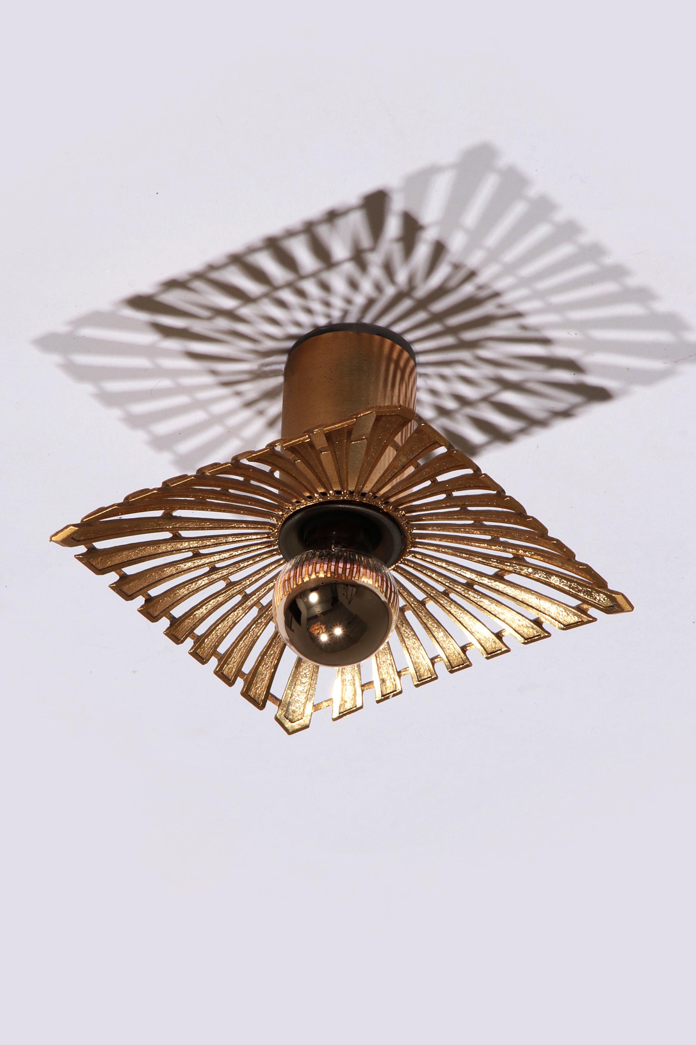 Discover the charm of the 70s with our Hollywood Regency ceiling spotlight. Made in Italy, this elegant lighting solution adds a touch of glamor to any interior. The spotlight is made of high-quality brass and designed to project beautiful shadow