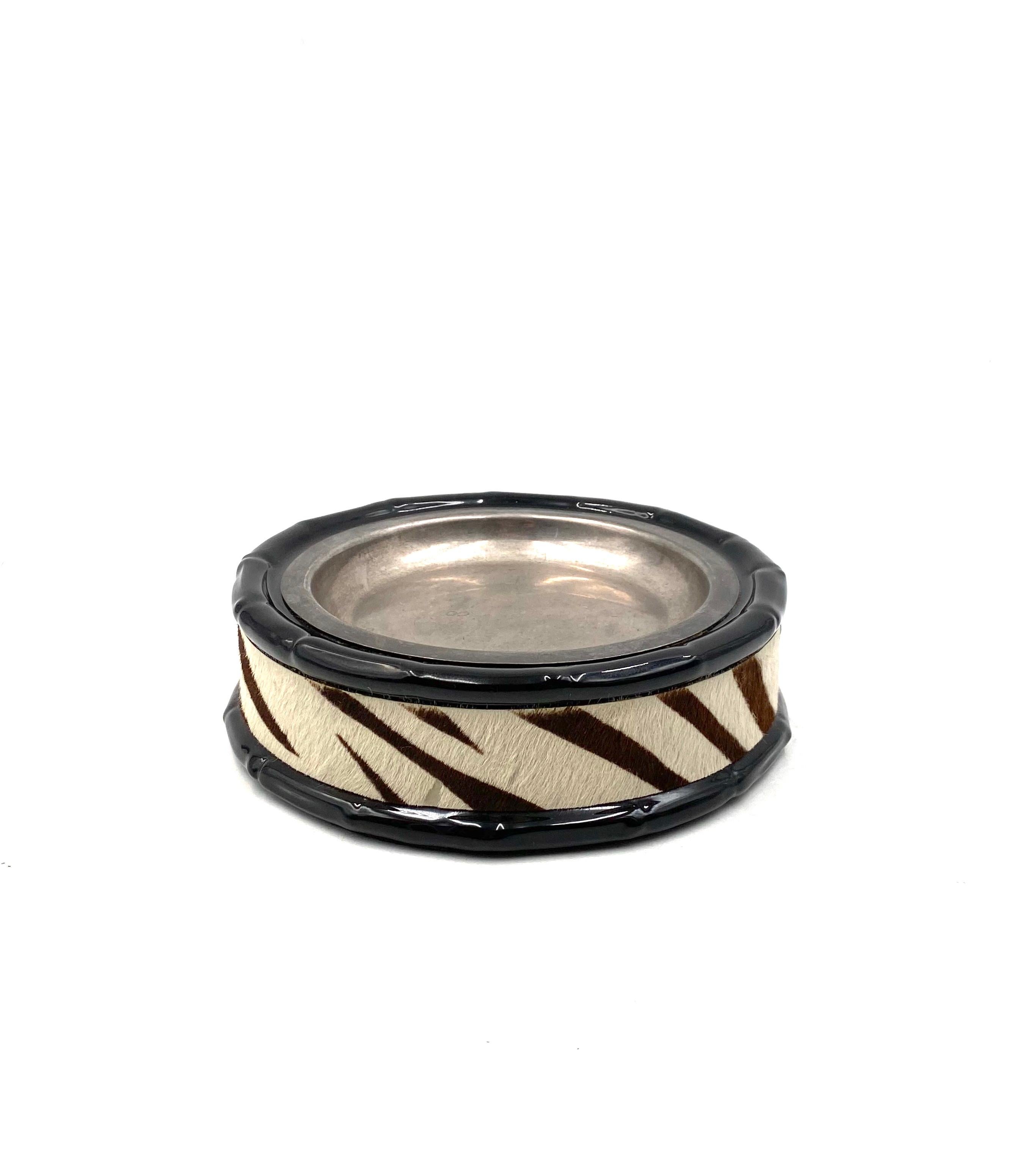 Hollywood regency black ceramic ashtray / vide poche designed by Maria Pia Viaro

Viba Ceramics, ca. 1970

Ceramic, chromed brass, leather

H 6.5 cm - Diam. 20 cm 

Label on the bottom

Conditions: excellent consistent with age and use.