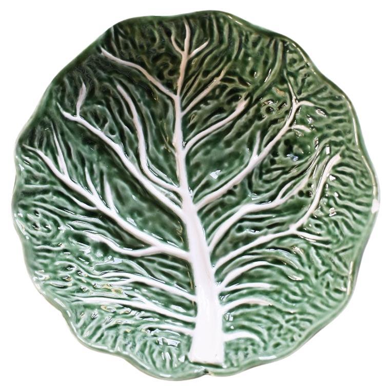 Grand bol de service en céramique vert et crème en forme de chou ou de laitue. Ce bol, grand et rond, est parfait pour servir des salades ou des petits pains. D'un vert profond, il présente des veines en relief d'un blanc crémeux. Les bords sont