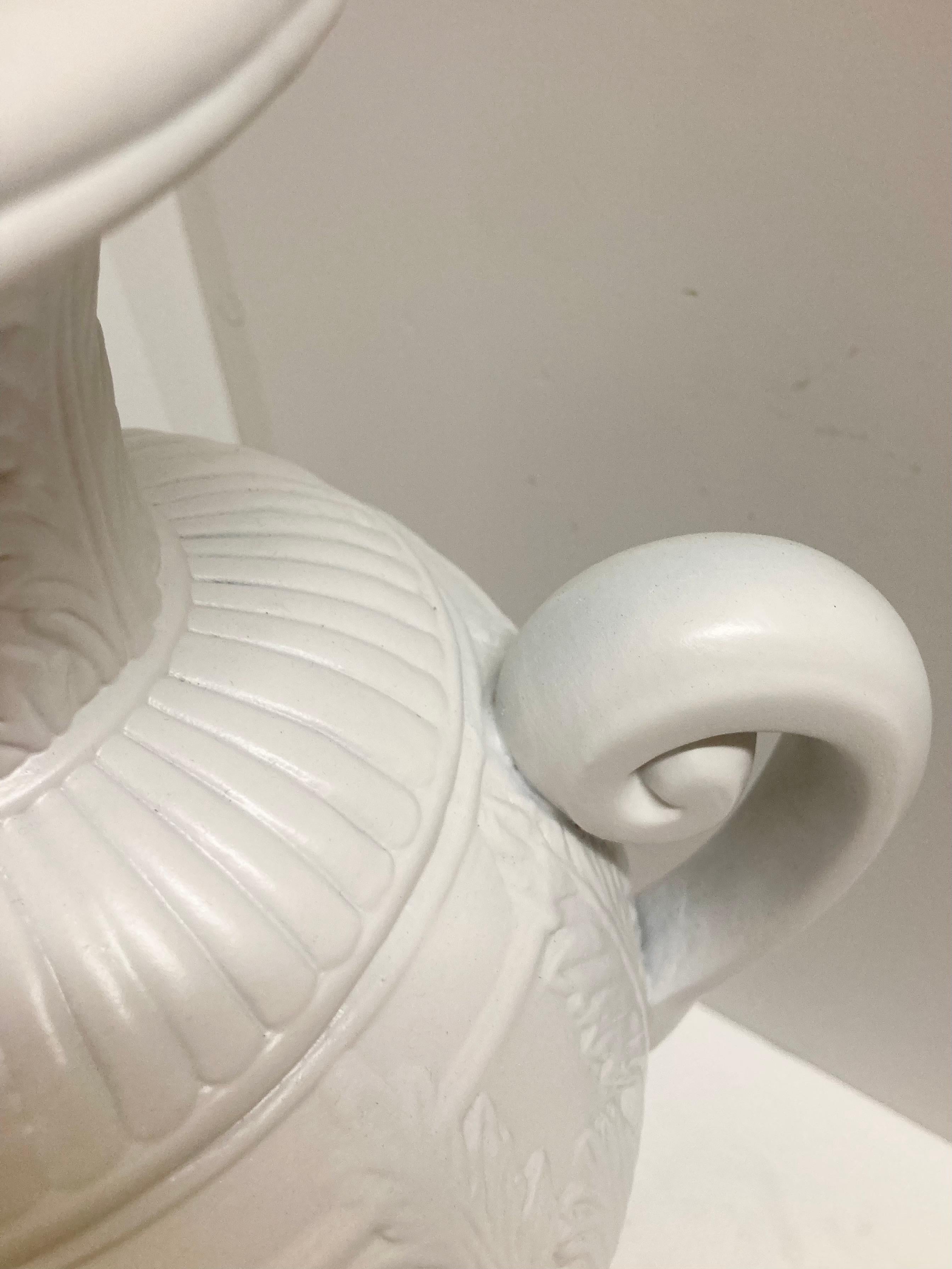 Lampe de table urne en céramique Hollywood Regency, finition laquée blanc frais en vente 5