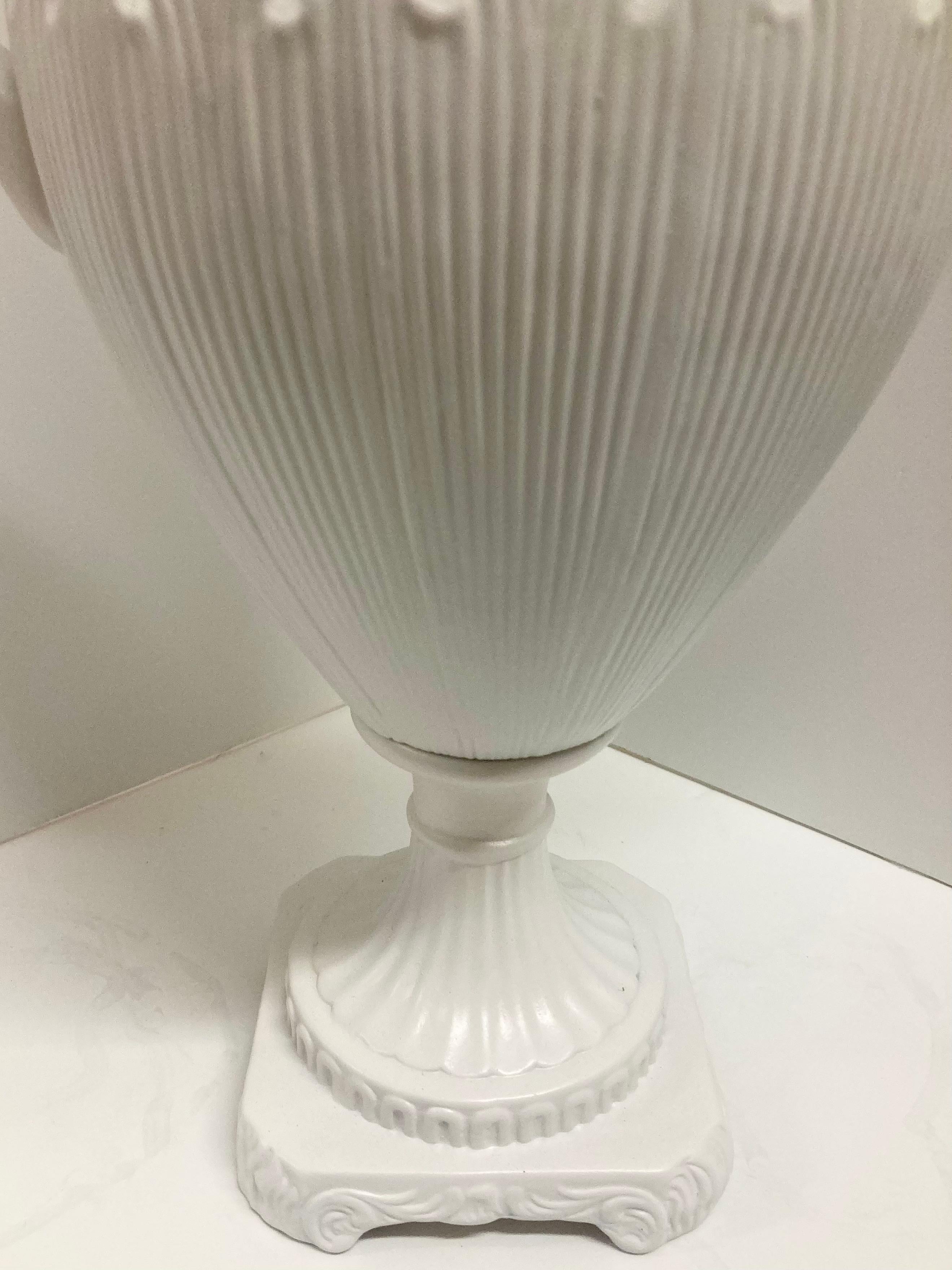 Lampe de table urne en céramique Hollywood Regency, finition laquée blanc frais en vente 6