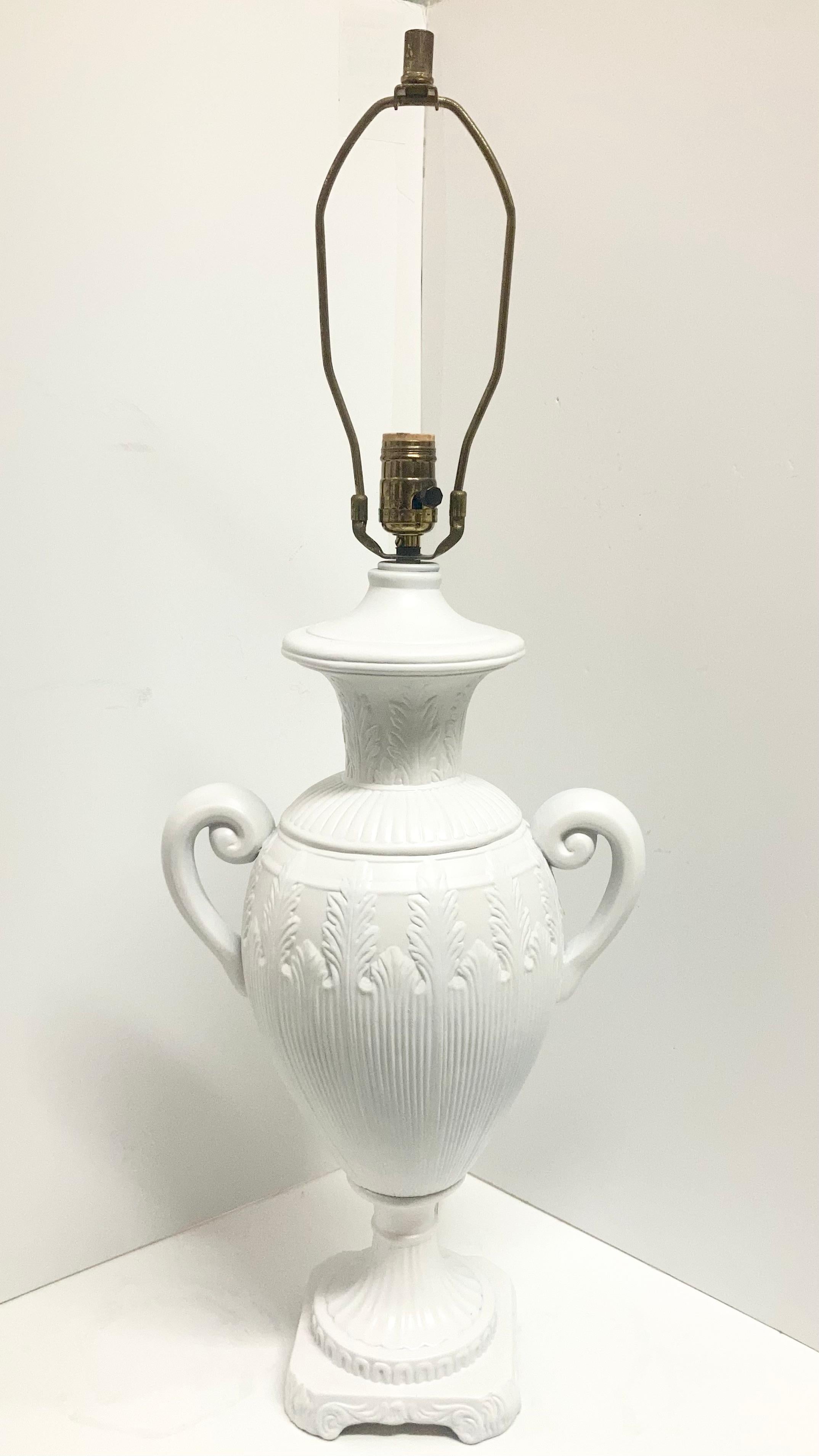 Magnifique lampe de table à urne en céramique de style Hollywood Regency, en finition laquée blanche. Merveilleux design néoclassique. Ajoutez une touche d'architecture à votre maison ou à votre projet. Il suffit d'ajouter votre style de nuance
