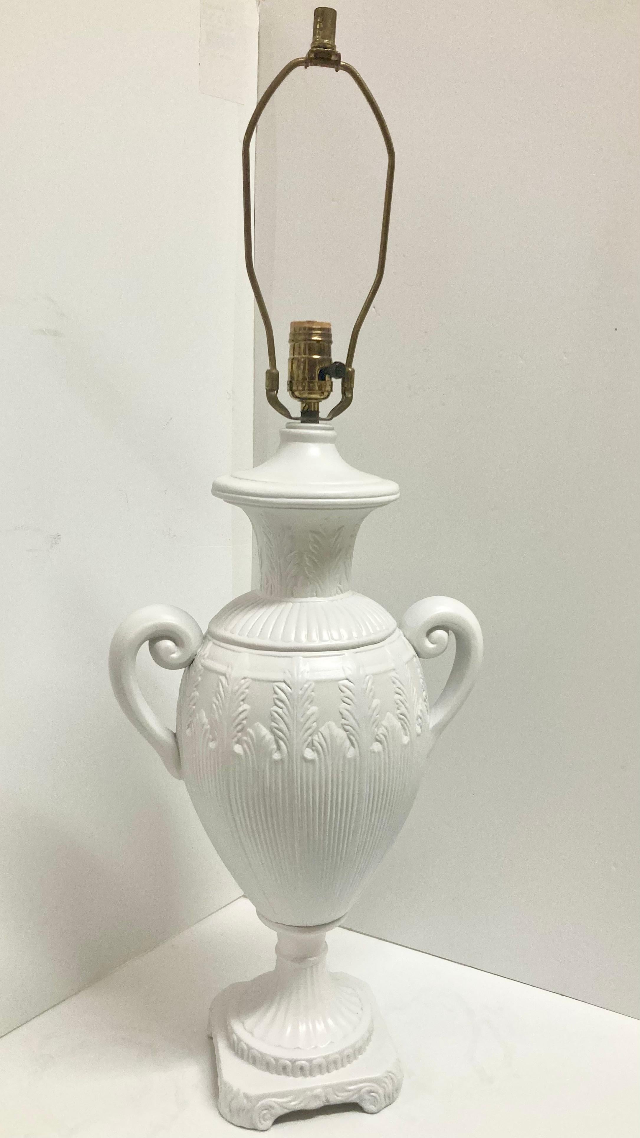 Américain Lampe de table urne en céramique Hollywood Regency, finition laquée blanc frais en vente