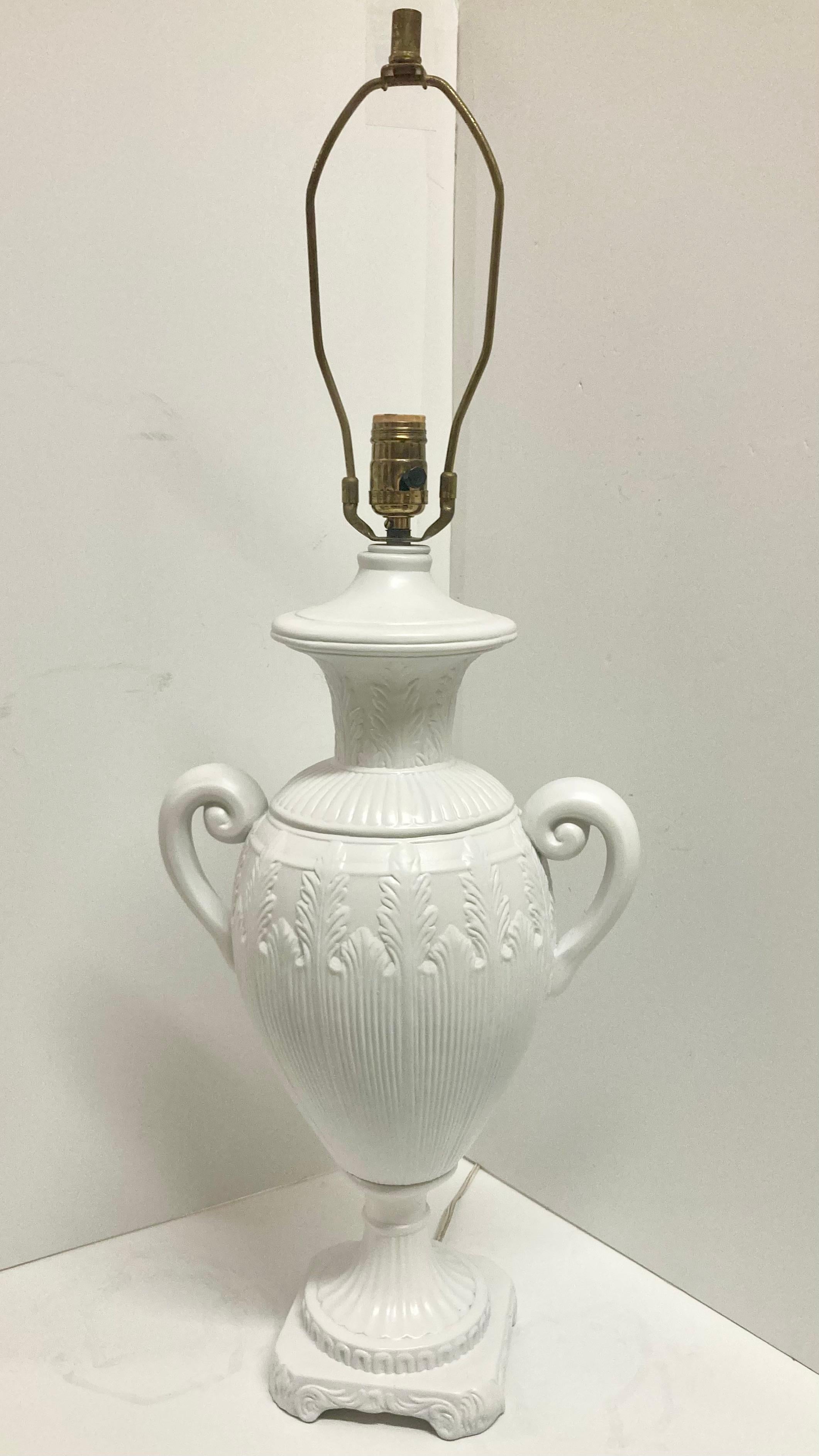 Fin du 20e siècle Lampe de table urne en céramique Hollywood Regency, finition laquée blanc frais en vente