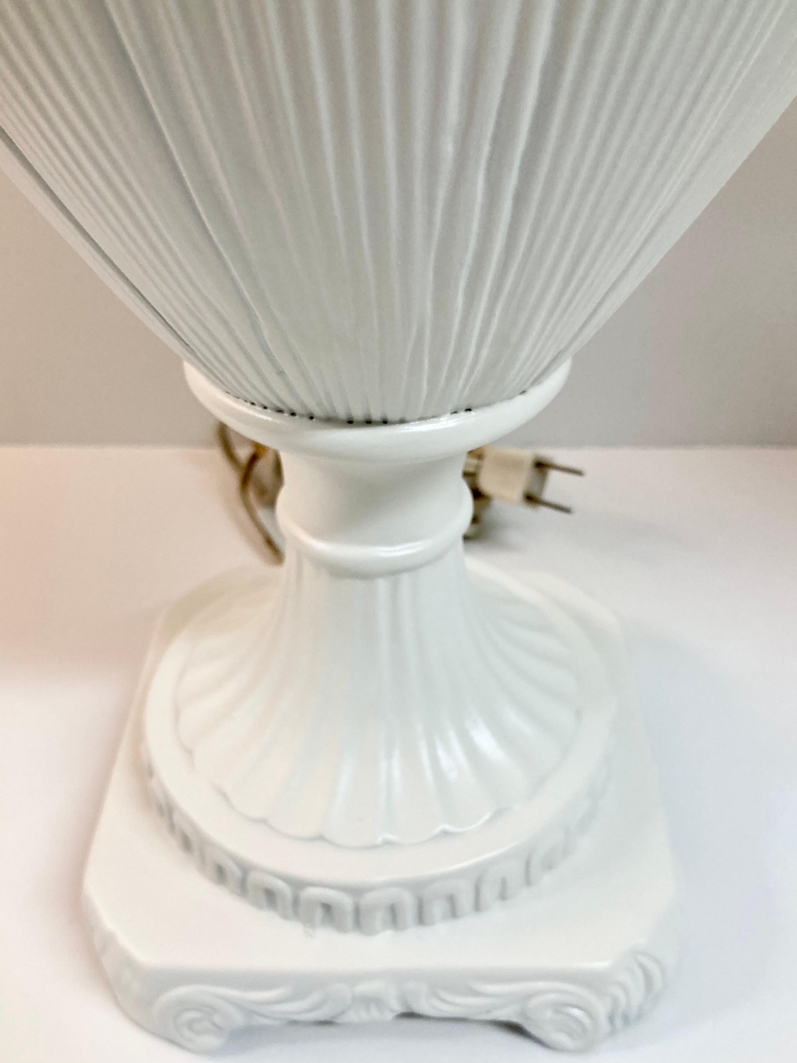 Paire de lampes de table urne en céramique Hollywood Regency finition laquée blanc frais en vente 4