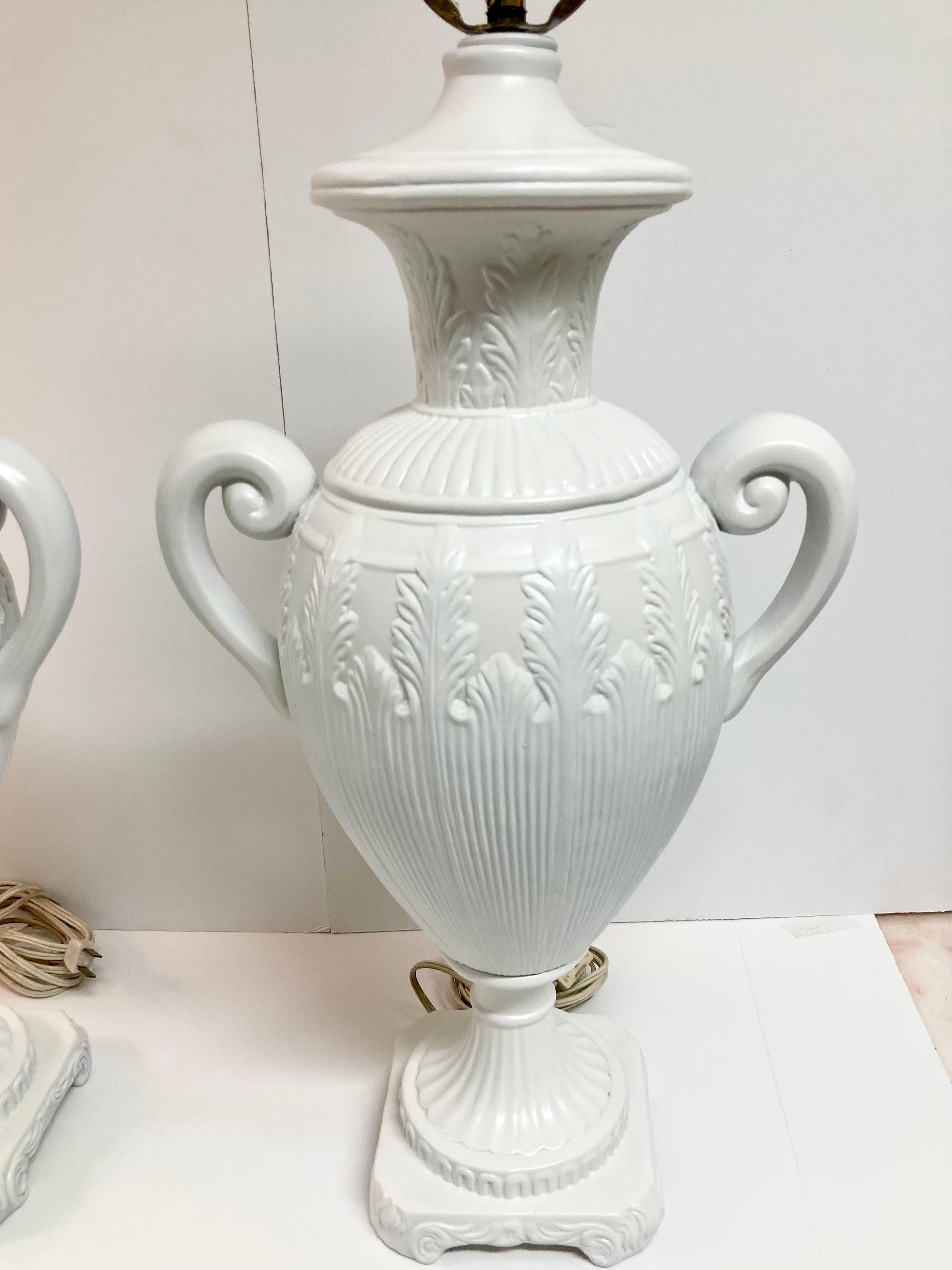 Paire de lampes de table urne en céramique Hollywood Regency finition laquée blanc frais en vente 5