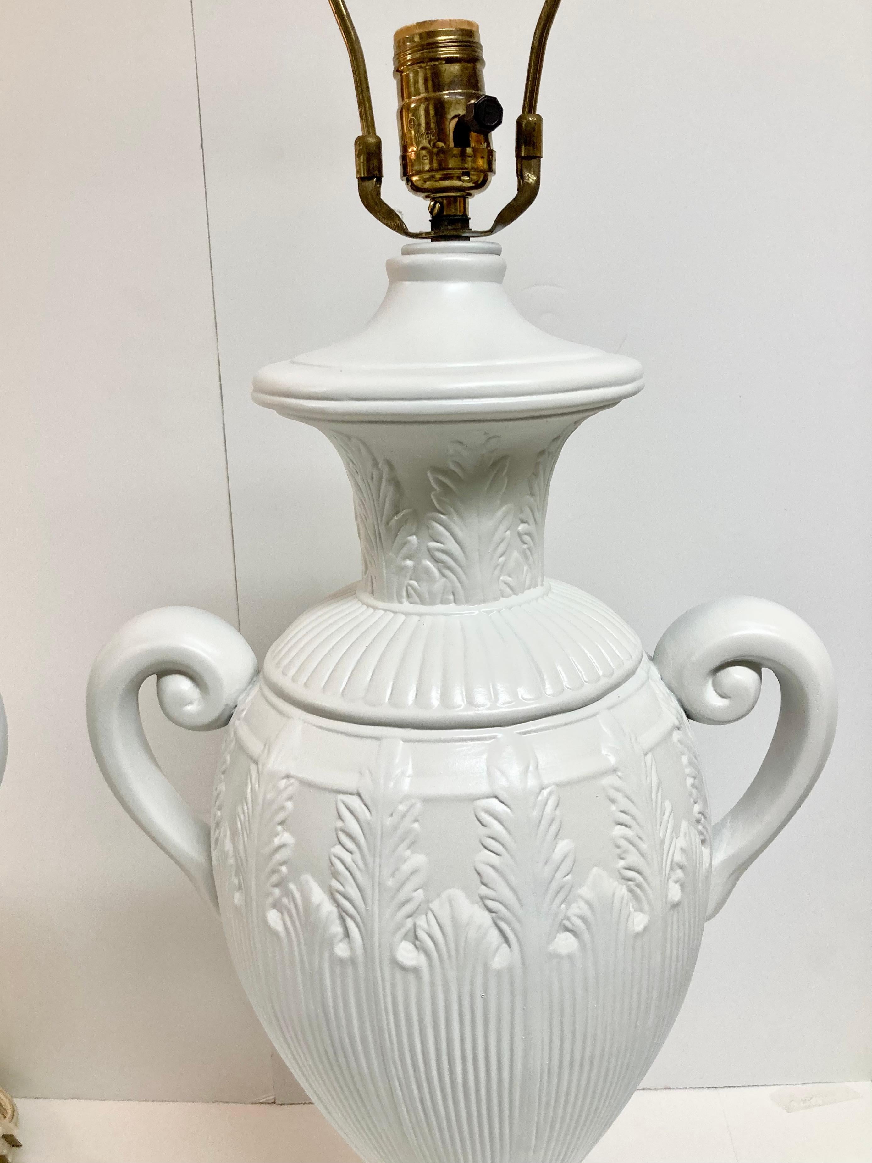 Paire de lampes de table urne en céramique Hollywood Regency finition laquée blanc frais en vente 6
