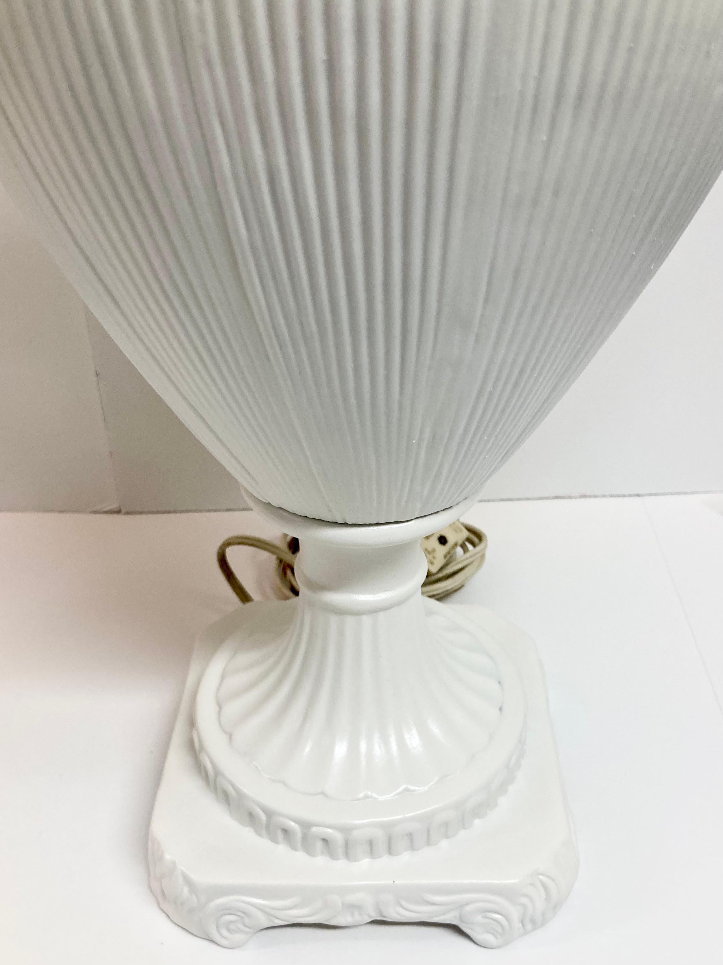 Paire de lampes de table urne en céramique Hollywood Regency finition laquée blanc frais en vente 7